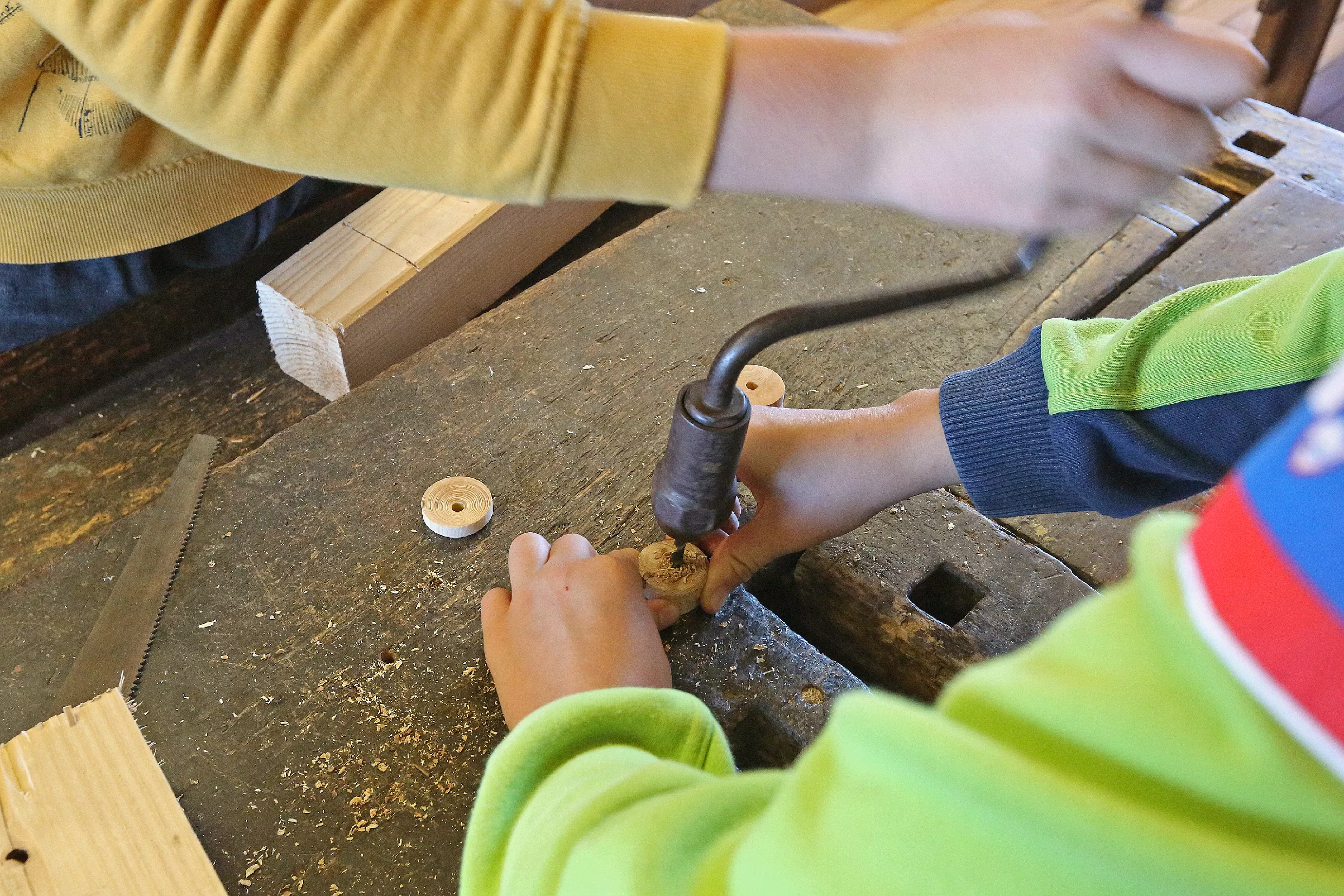 28.10.2025_Tehnika in kreativa_LESARIUS (10) Delavnice so del projekta Kreativa in tehnika za mlade, ki ga sofinancirata Evropska unija in Republika Slovenija v okviru Strateškega načrta skupne kmetijske politike 2023–2027 preko LAS Srce Slovenije.