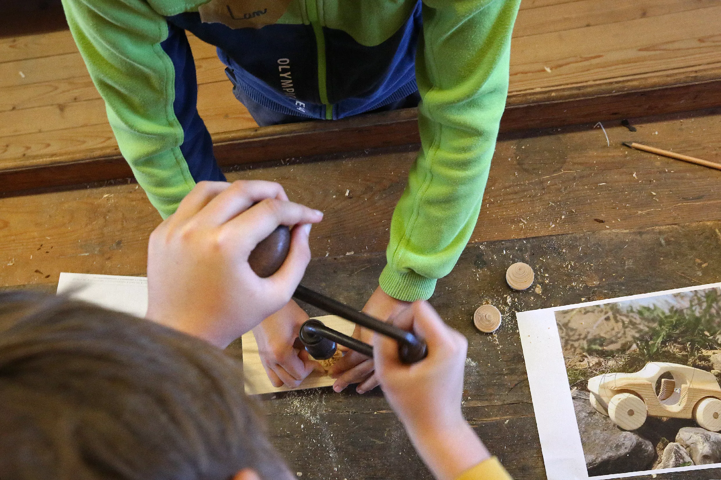 28.10.2025_Tehnika in kreativa_LESARIUS (12) Delavnice so del projekta Kreativa in tehnika za mlade, ki ga sofinancirata Evropska unija in Republika Slovenija v okviru Strateškega načrta skupne kmetijske politike 2023–2027 preko LAS Srce Slovenije.