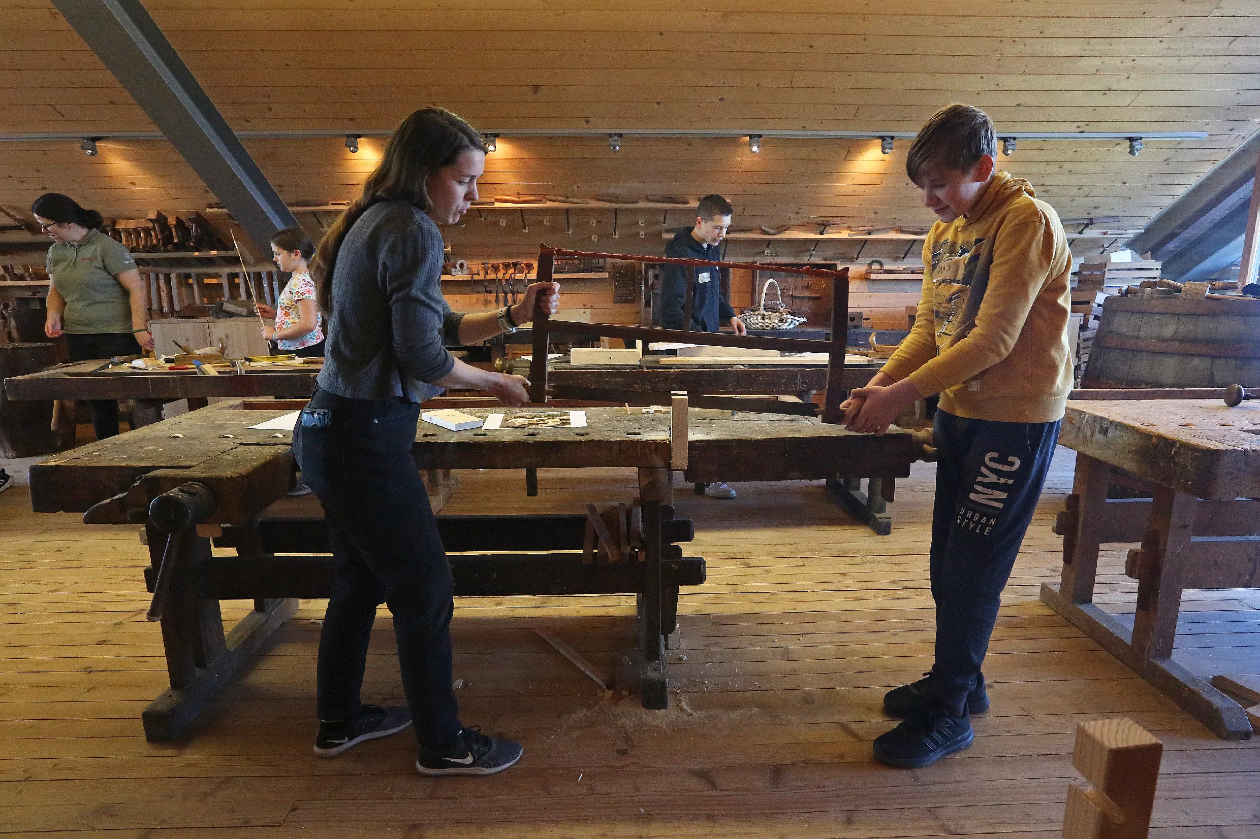 28.10.2025_Tehnika in kreativa_LESARIUS (15) Delavnice so del projekta Kreativa in tehnika za mlade, ki ga sofinancirata Evropska unija in Republika Slovenija v okviru Strateškega načrta skupne kmetijske politike 2023–2027 preko LAS Srce Slovenije.