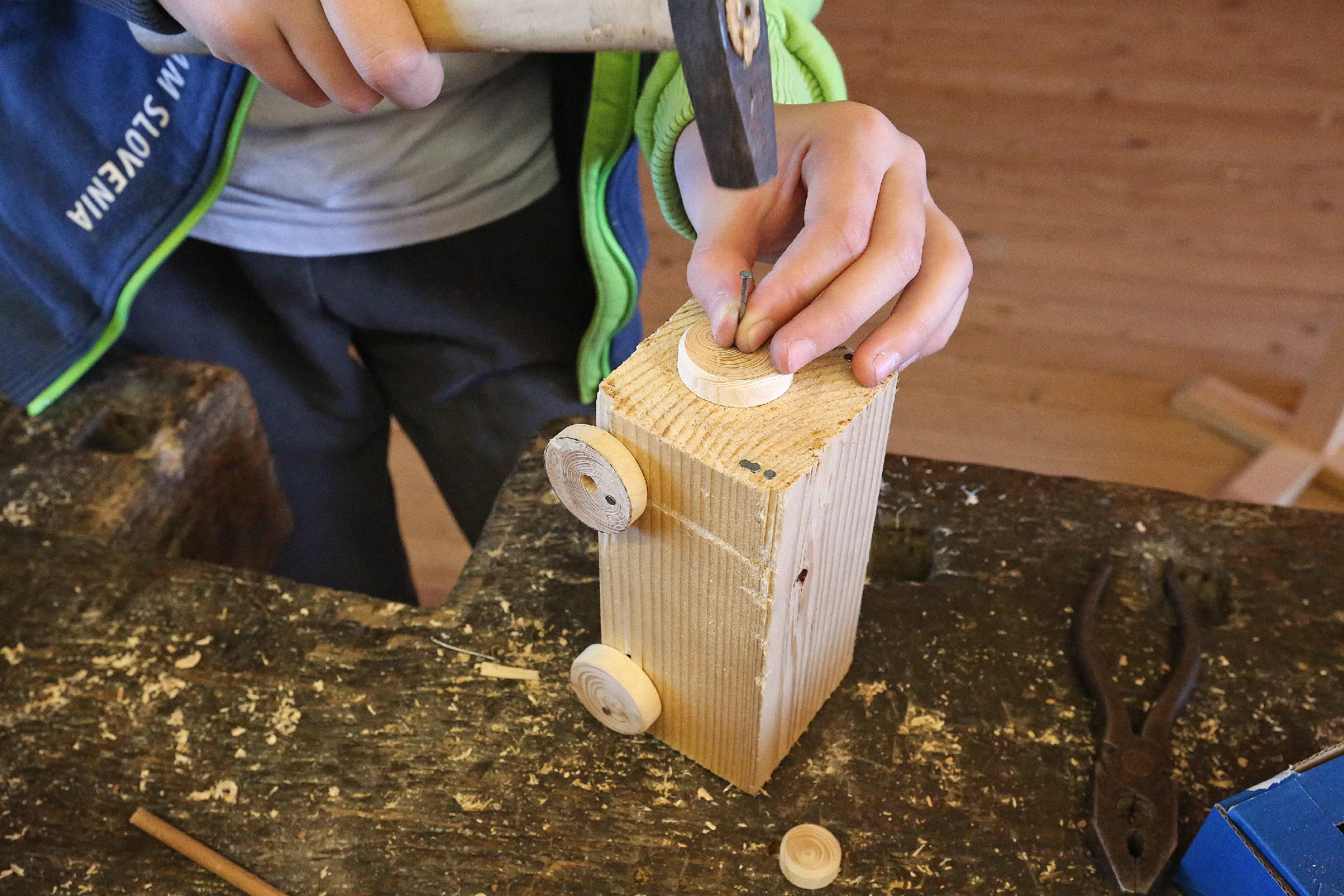 28.10.2025_Tehnika in kreativa_LESARIUS (17) Delavnice so del projekta Kreativa in tehnika za mlade, ki ga sofinancirata Evropska unija in Republika Slovenija v okviru Strateškega načrta skupne kmetijske politike 2023–2027 preko LAS Srce Slovenije.