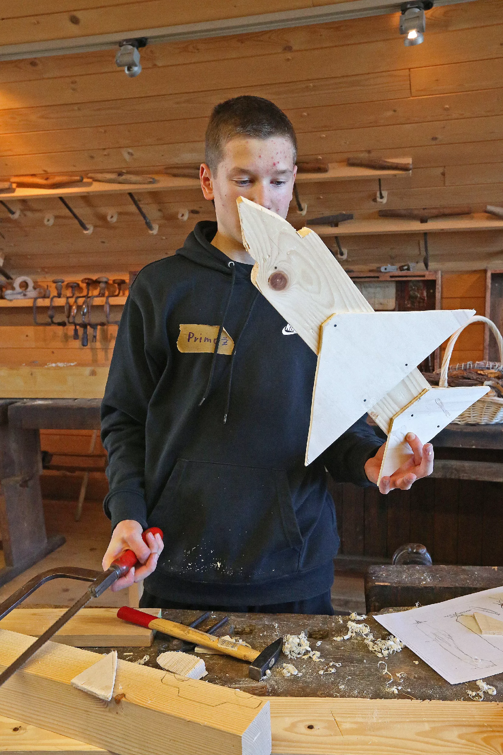 28.10.2025_Tehnika in kreativa_LESARIUS (18) Delavnice so del projekta Kreativa in tehnika za mlade, ki ga sofinancirata Evropska unija in Republika Slovenija v okviru Strateškega načrta skupne kmetijske politike 2023–2027 preko LAS Srce Slovenije.