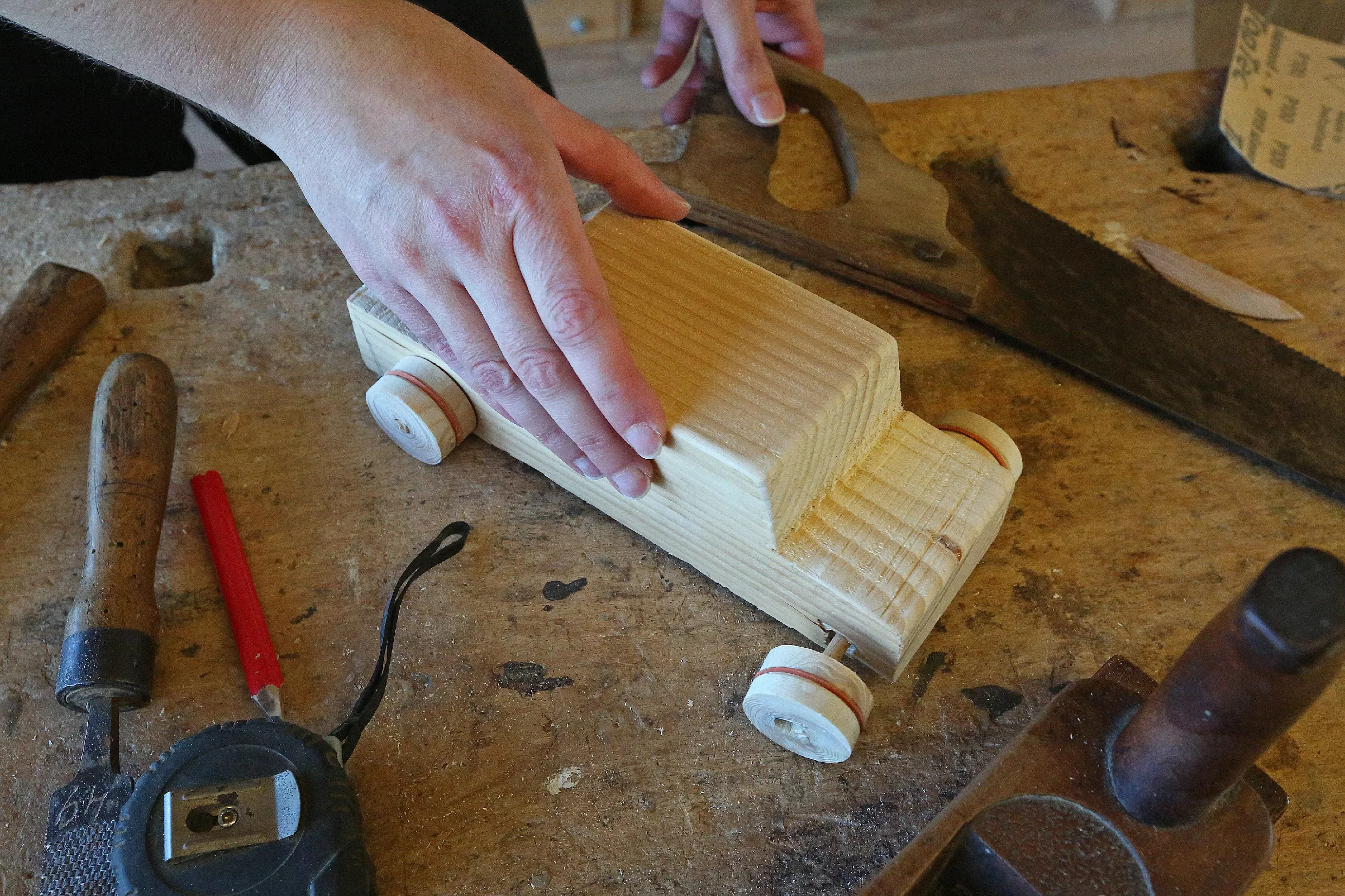 28.10.2025_Tehnika in kreativa_LESARIUS (19) Delavnice so del projekta Kreativa in tehnika za mlade, ki ga sofinancirata Evropska unija in Republika Slovenija v okviru Strateškega načrta skupne kmetijske politike 2023–2027 preko LAS Srce Slovenije.