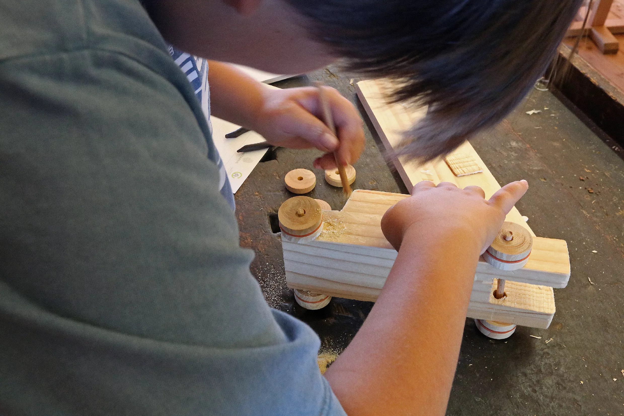 28.10.2025_Tehnika in kreativa_LESARIUS (23) Delavnice so del projekta Kreativa in tehnika za mlade, ki ga sofinancirata Evropska unija in Republika Slovenija v okviru Strateškega načrta skupne kmetijske politike 2023–2027 preko LAS Srce Slovenije.