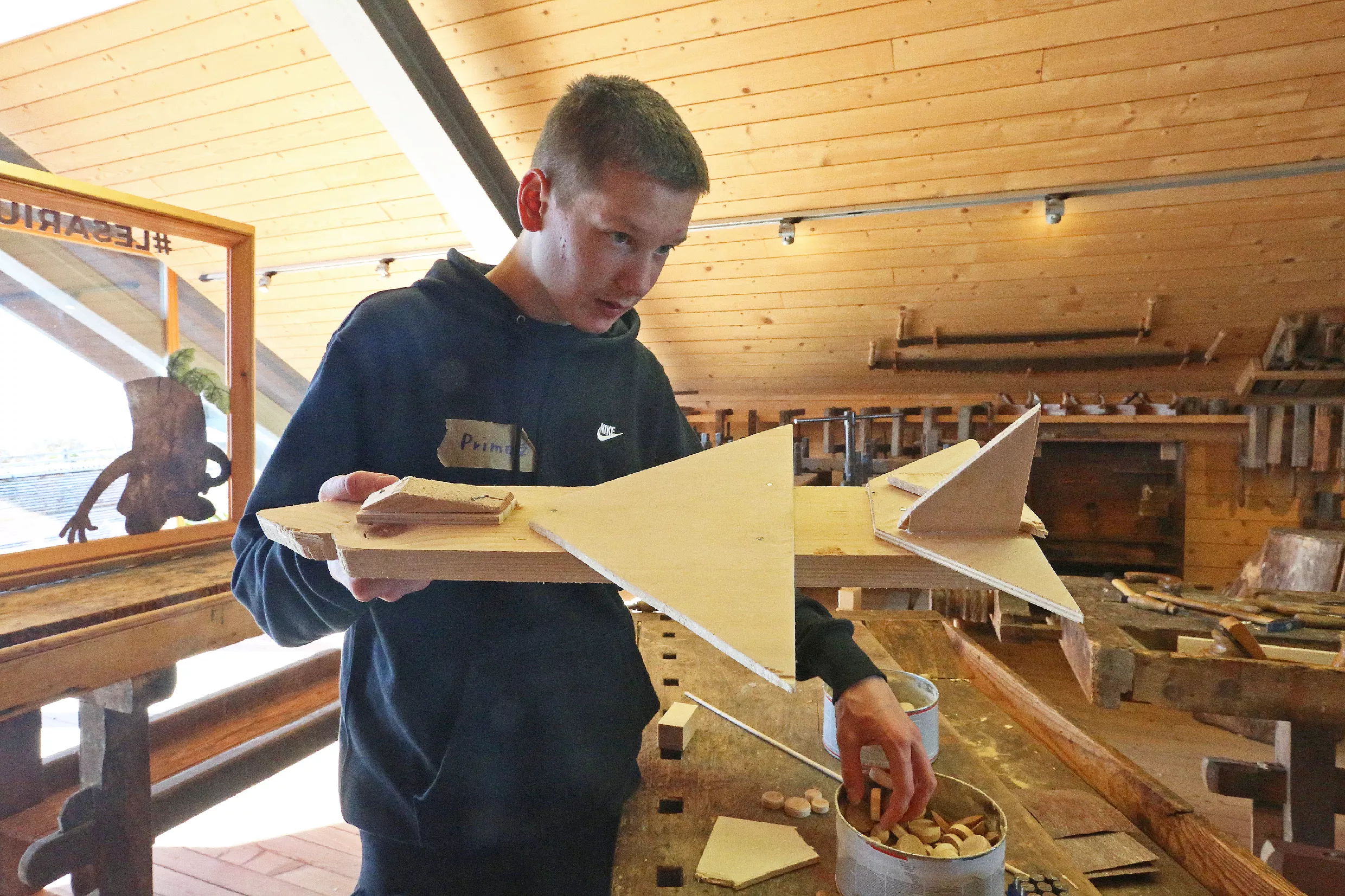 28.10.2025_Tehnika in kreativa_LESARIUS (24) Delavnice so del projekta Kreativa in tehnika za mlade, ki ga sofinancirata Evropska unija in Republika Slovenija v okviru Strateškega načrta skupne kmetijske politike 2023–2027 preko LAS Srce Slovenije.