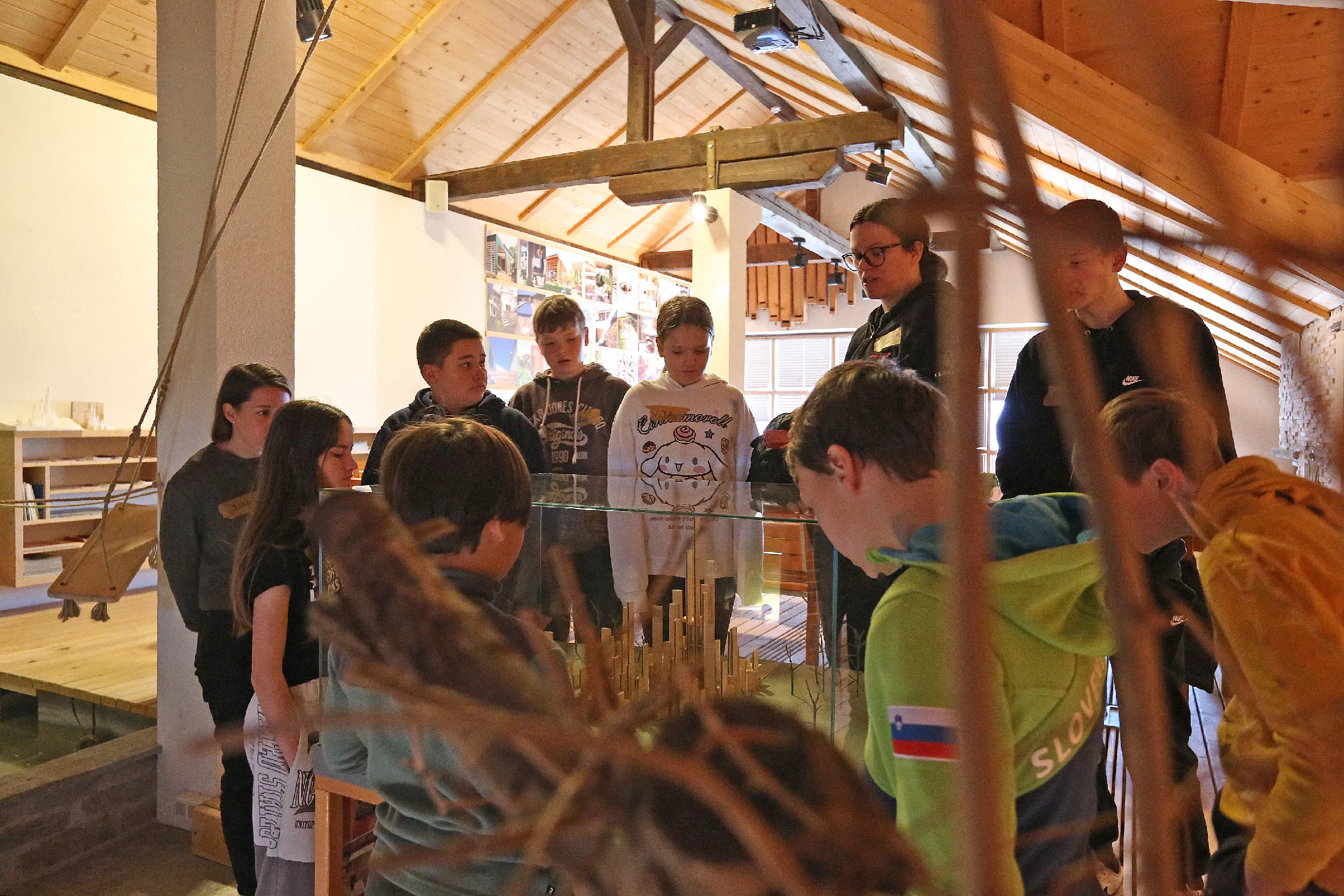 28.10.2025_Tehnika in kreativa_LESARIUS (25) Delavnice so del projekta Kreativa in tehnika za mlade, ki ga sofinancirata Evropska unija in Republika Slovenija v okviru Strateškega načrta skupne kmetijske politike 2023–2027 preko LAS Srce Slovenije.