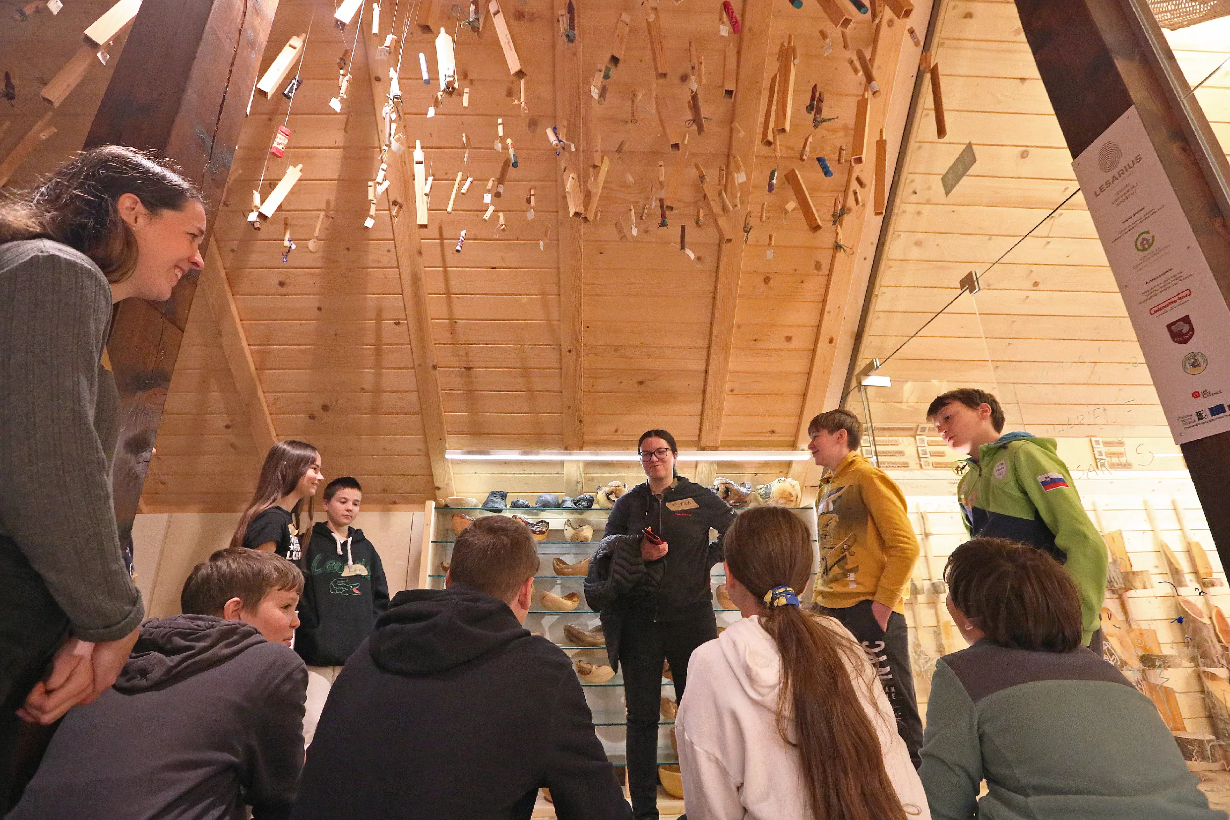 28.10.2025_Tehnika in kreativa_LESARIUS (27) Delavnice so del projekta Kreativa in tehnika za mlade, ki ga sofinancirata Evropska unija in Republika Slovenija v okviru Strateškega načrta skupne kmetijske politike 2023–2027 preko LAS Srce Slovenije.