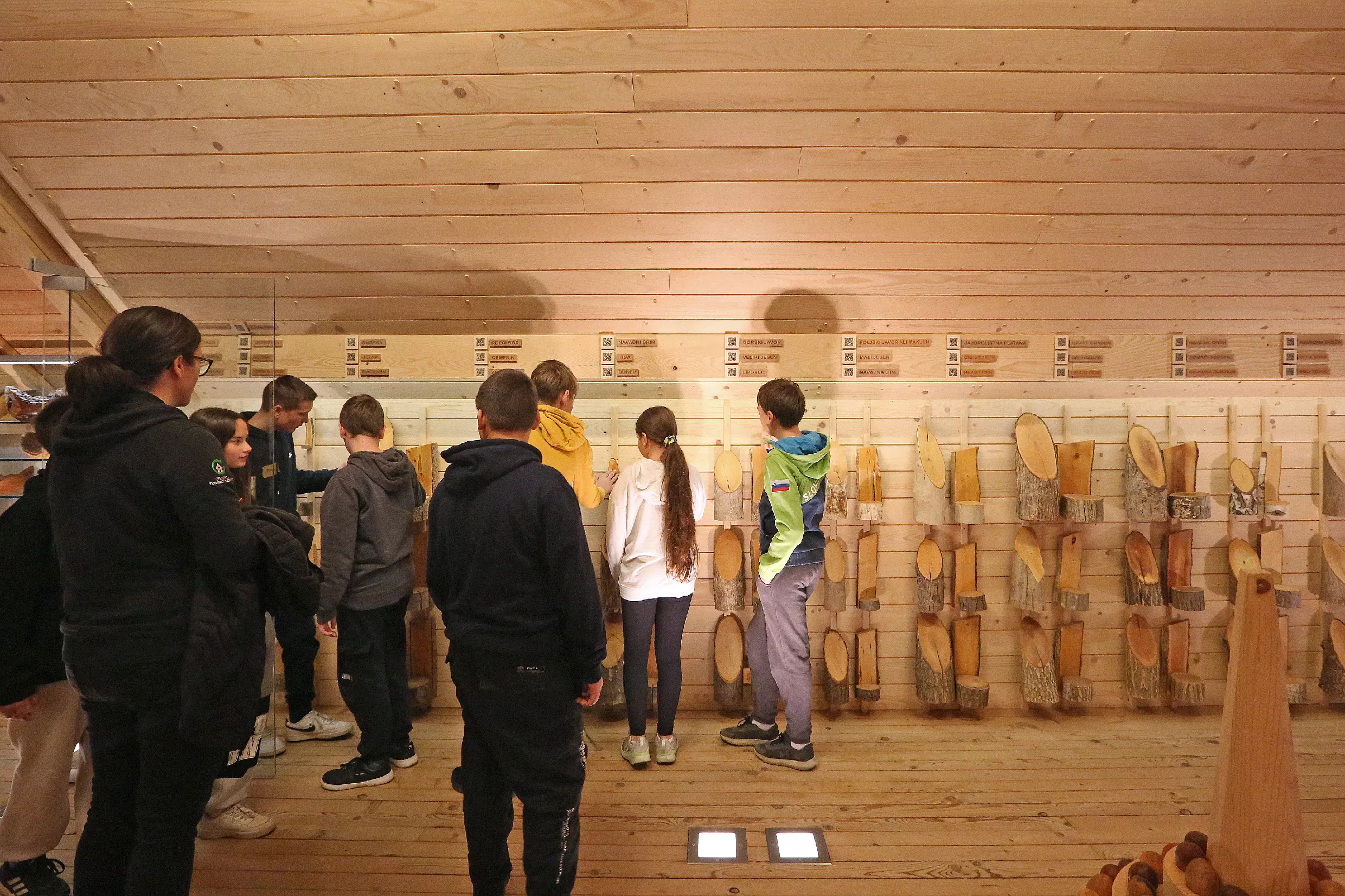 28.10.2025_Tehnika in kreativa_LESARIUS (28) Delavnice so del projekta Kreativa in tehnika za mlade, ki ga sofinancirata Evropska unija in Republika Slovenija v okviru Strateškega načrta skupne kmetijske politike 2023–2027 preko LAS Srce Slovenije.