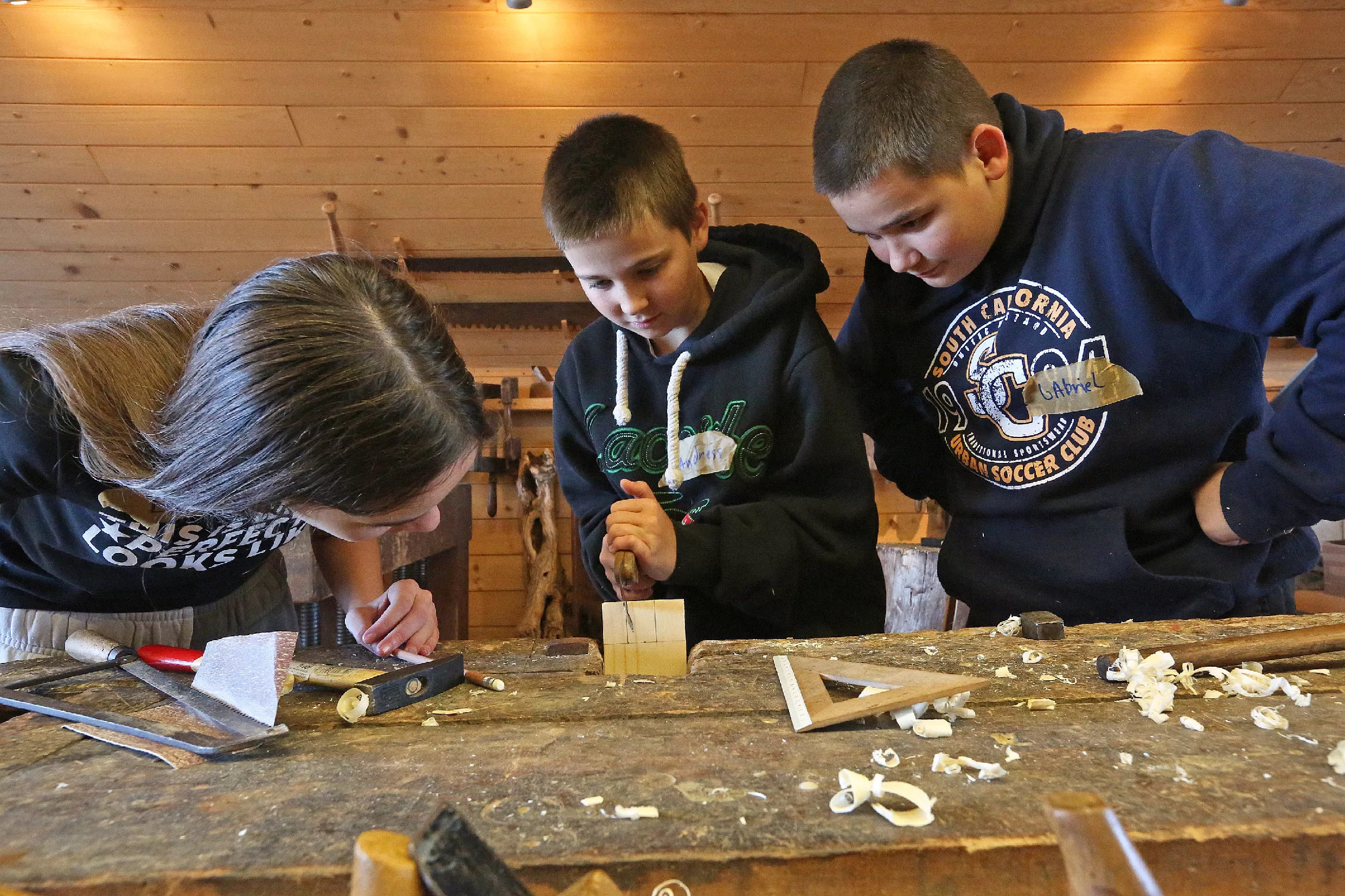 28.10.2025_Tehnika in kreativa_LESARIUS (3) Delavnice so del projekta Kreativa in tehnika za mlade, ki ga sofinancirata Evropska unija in Republika Slovenija v okviru Strateškega načrta skupne kmetijske politike 2023–2027 preko LAS Srce Slovenije.