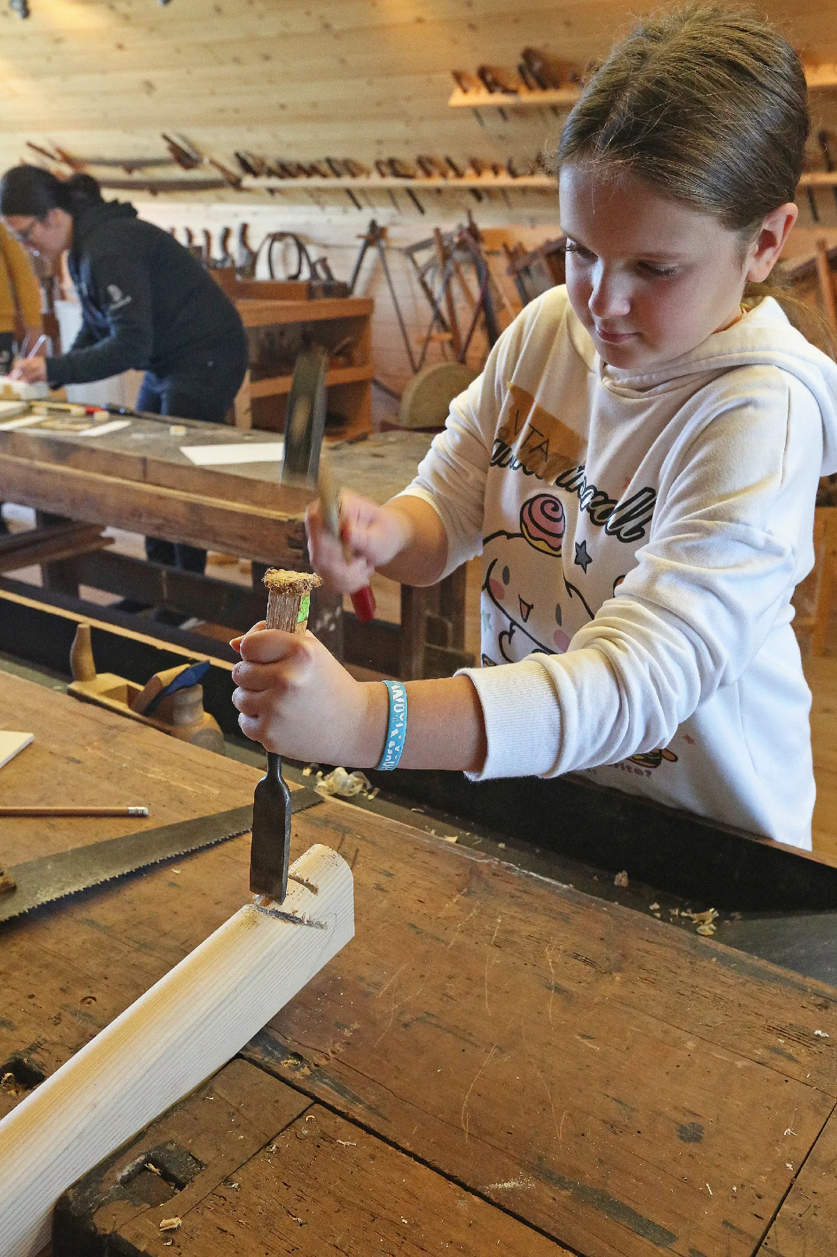 28.10.2025_Tehnika in kreativa_LESARIUS (5) Delavnice so del projekta Kreativa in tehnika za mlade, ki ga sofinancirata Evropska unija in Republika Slovenija v okviru Strateškega načrta skupne kmetijske politike 2023–2027 preko LAS Srce Slovenije.