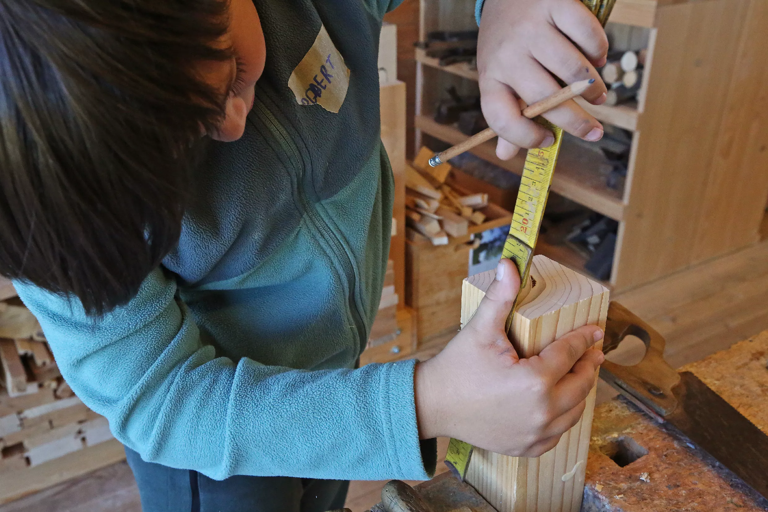 28.10.2025_Tehnika in kreativa_LESARIUS (6) Delavnice so del projekta Kreativa in tehnika za mlade, ki ga sofinancirata Evropska unija in Republika Slovenija v okviru Strateškega načrta skupne kmetijske politike 2023–2027 preko LAS Srce Slovenije.