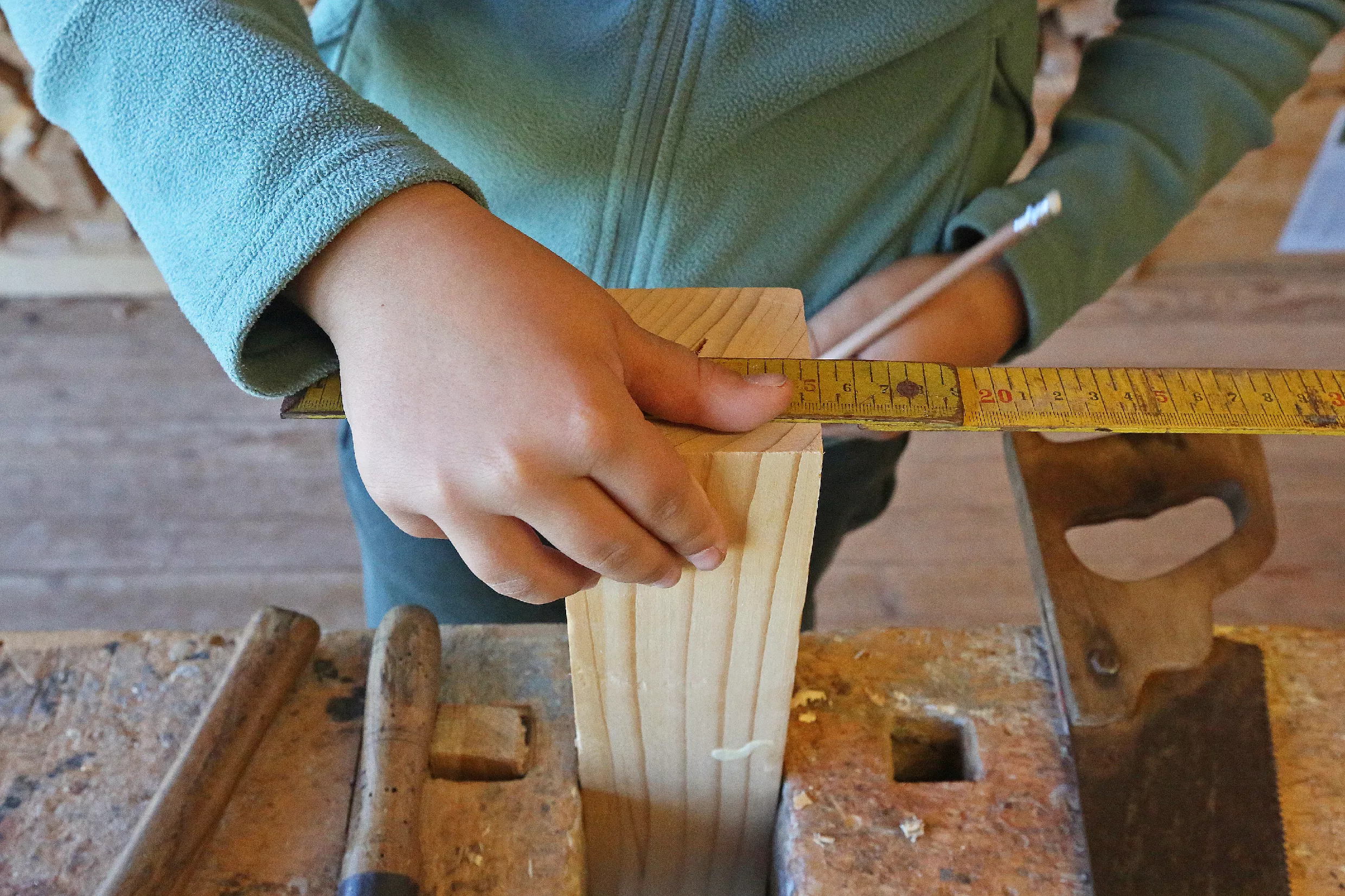 28.10.2025_Tehnika in kreativa_LESARIUS (7) Delavnice so del projekta Kreativa in tehnika za mlade, ki ga sofinancirata Evropska unija in Republika Slovenija v okviru Strateškega načrta skupne kmetijske politike 2023–2027 preko LAS Srce Slovenije.