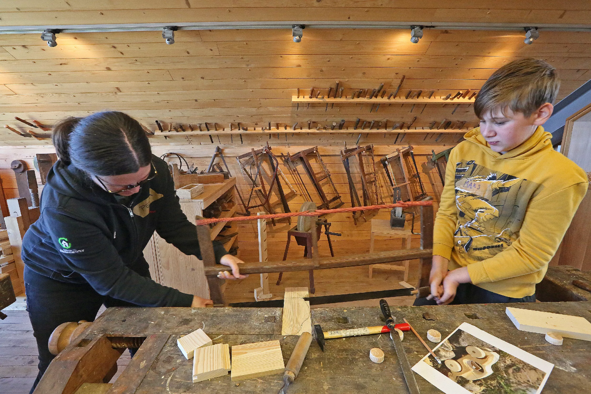 28.10.2025_Tehnika in kreativa_LESARIUS (8) Delavnice so del projekta Kreativa in tehnika za mlade, ki ga sofinancirata Evropska unija in Republika Slovenija v okviru Strateškega načrta skupne kmetijske politike 2023–2027 preko LAS Srce Slovenije.