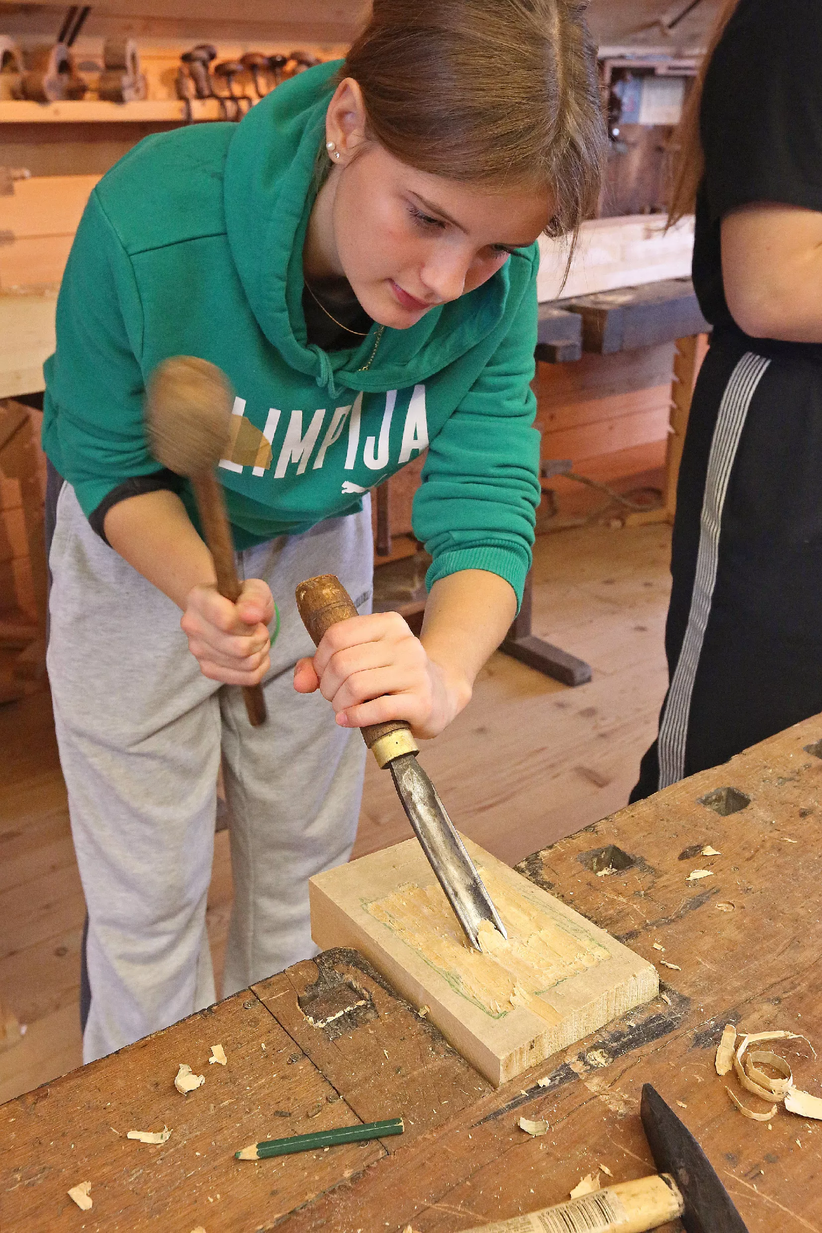 29.10.2025_Tehnika in kreativa_LESARIUS (10) Delavnice v muzeju Lesarius so del projekta Kreativa in tehnika za mlade, ki ga sofinancirata Evropska unija in Republika Slovenija v okviru Strateškega načrta skupne kmetijske politike 2023–2027 preko LAS Srce Slovenije.