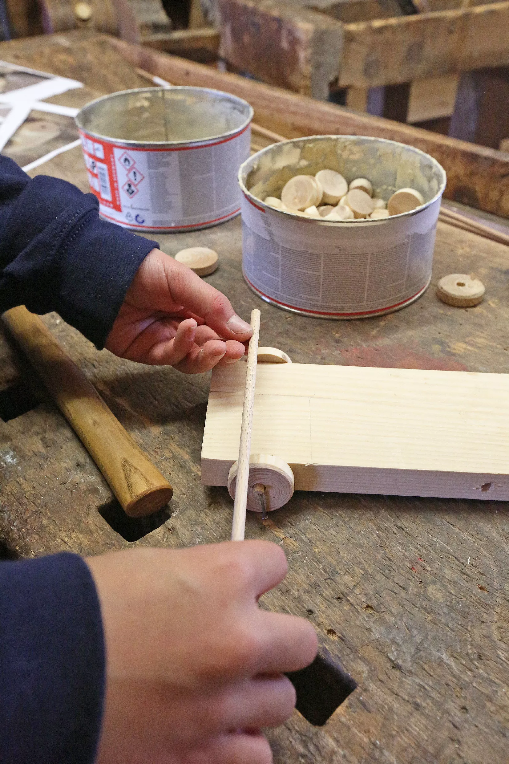 29.10.2025_Tehnika in kreativa_LESARIUS (13) Delavnice v muzeju Lesarius so del projekta Kreativa in tehnika za mlade, ki ga sofinancirata Evropska unija in Republika Slovenija v okviru Strateškega načrta skupne kmetijske politike 2023–2027 preko LAS Srce Slovenije.