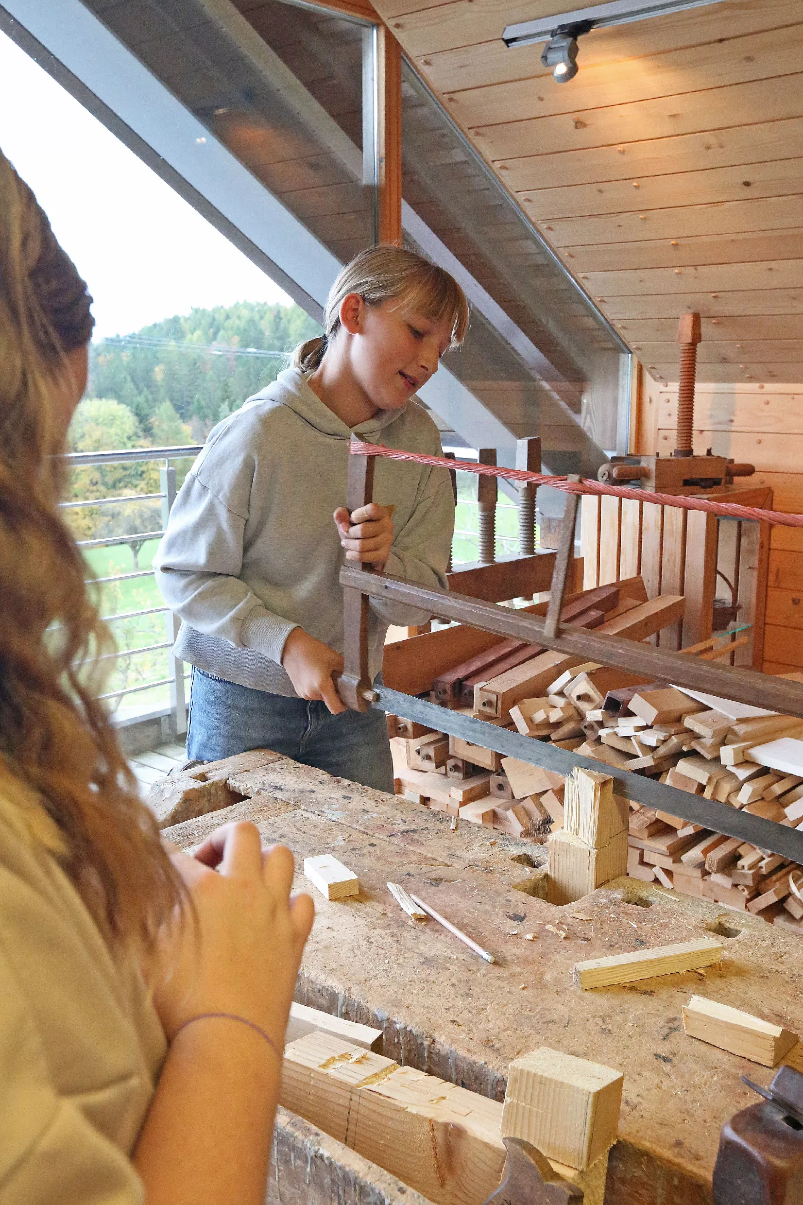 29.10.2025_Tehnika in kreativa_LESARIUS (15) Delavnice v muzeju Lesarius so del projekta Kreativa in tehnika za mlade, ki ga sofinancirata Evropska unija in Republika Slovenija v okviru Strateškega načrta skupne kmetijske politike 2023–2027 preko LAS Srce Slovenije.