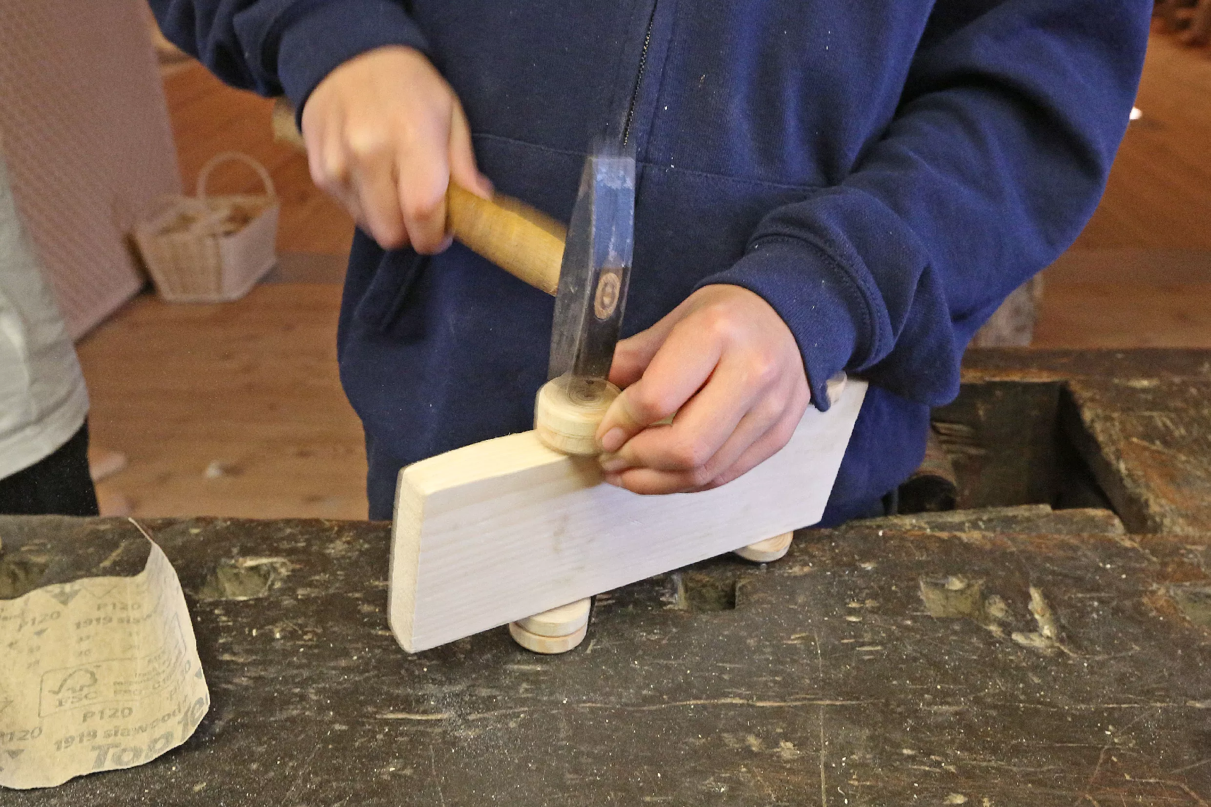 29.10.2025_Tehnika in kreativa_LESARIUS (18) Delavnice v muzeju Lesarius so del projekta Kreativa in tehnika za mlade, ki ga sofinancirata Evropska unija in Republika Slovenija v okviru Strateškega načrta skupne kmetijske politike 2023–2027 preko LAS Srce Slovenije.