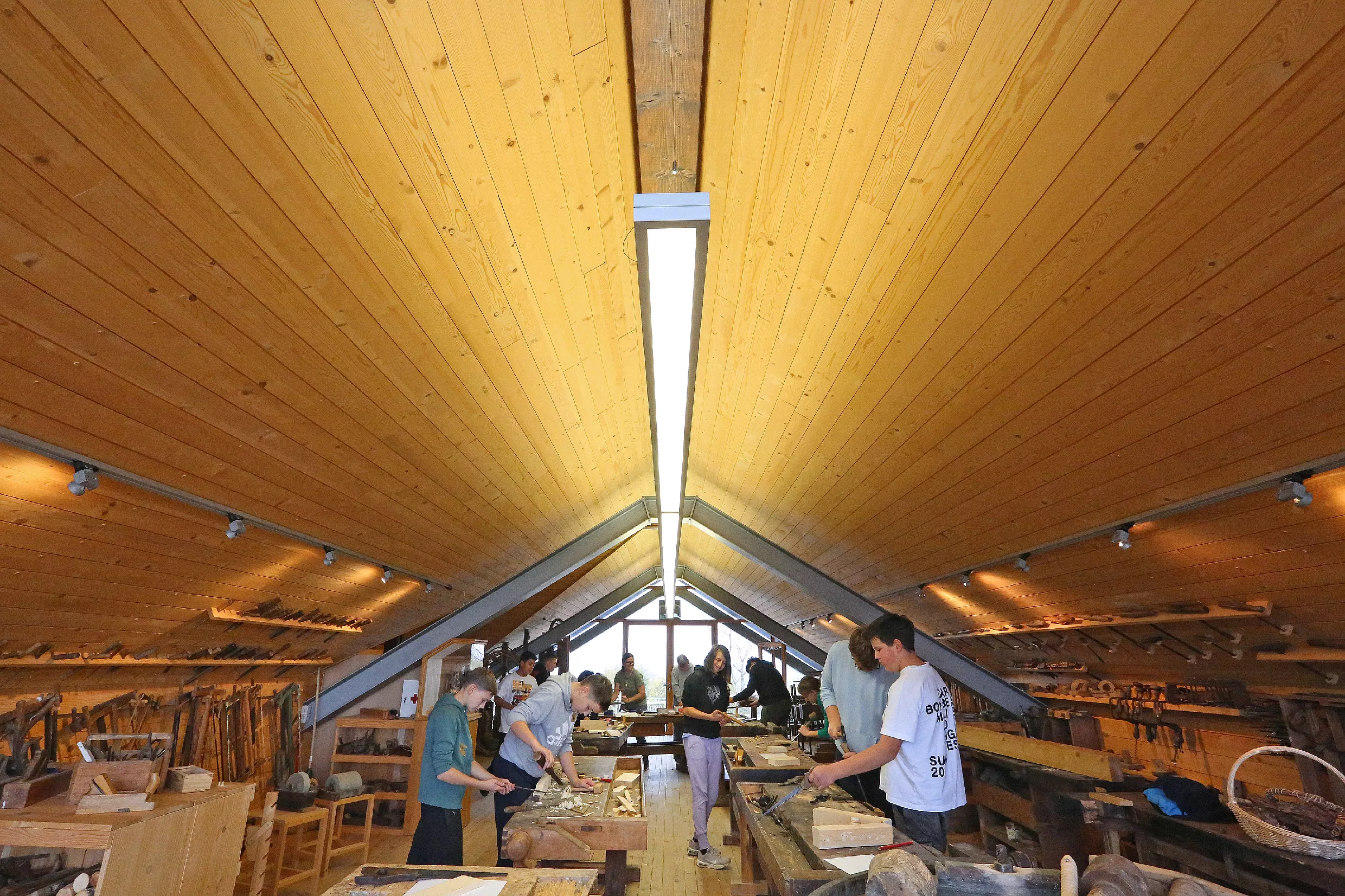 29.10.2025_Tehnika in kreativa_LESARIUS (19) Delavnice v muzeju Lesarius so del projekta Kreativa in tehnika za mlade, ki ga sofinancirata Evropska unija in Republika Slovenija v okviru Strateškega načrta skupne kmetijske politike 2023–2027 preko LAS Srce Slovenije.