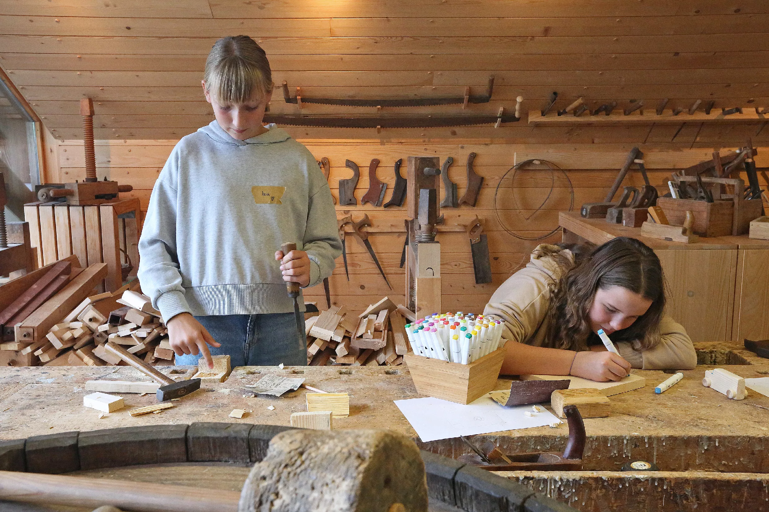 29.10.2025_Tehnika in kreativa_LESARIUS (26) Delavnice v muzeju Lesarius so del projekta Kreativa in tehnika za mlade, ki ga sofinancirata Evropska unija in Republika Slovenija v okviru Strateškega načrta skupne kmetijske politike 2023–2027 preko LAS Srce Slovenije.