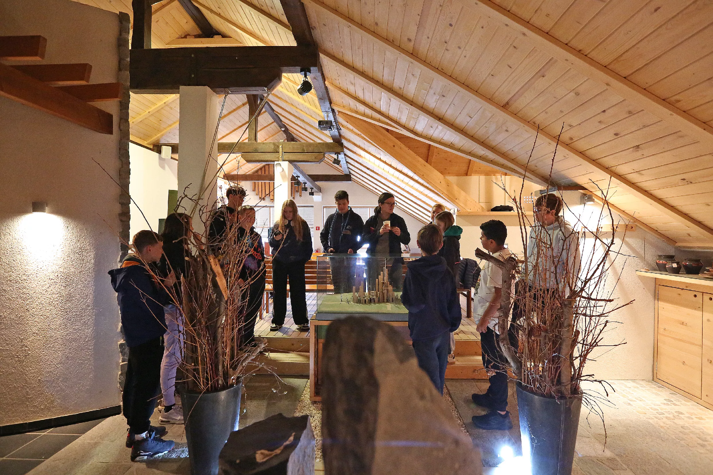 29.10.2025_Tehnika in kreativa_LESARIUS (3) Delavnice v muzeju Lesarius so del projekta Kreativa in tehnika za mlade, ki ga sofinancirata Evropska unija in Republika Slovenija v okviru Strateškega načrta skupne kmetijske politike 2023–2027 preko LAS Srce Slovenije.