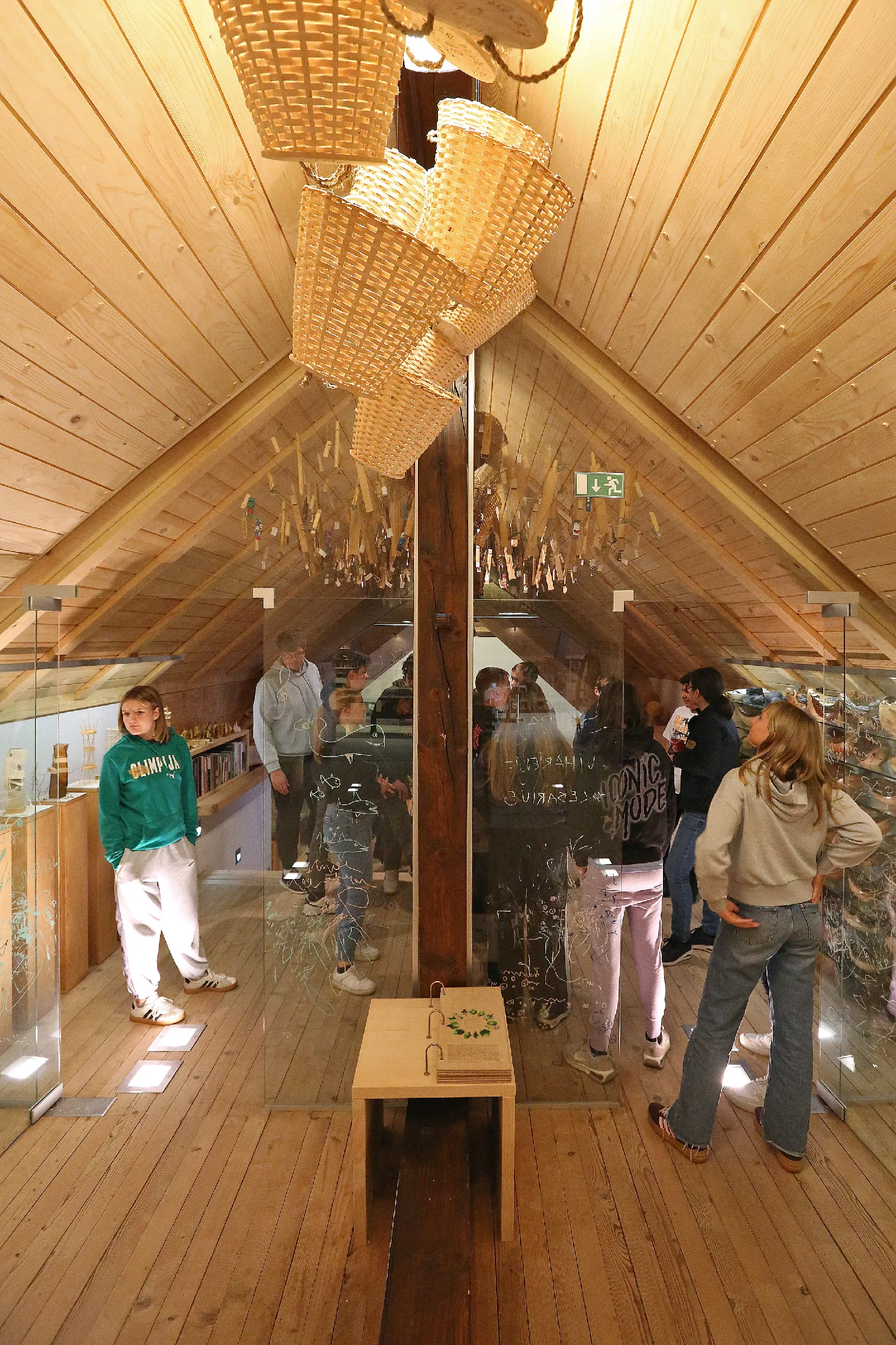 29.10.2025_Tehnika in kreativa_LESARIUS (4) Delavnice v muzeju Lesarius so del projekta Kreativa in tehnika za mlade, ki ga sofinancirata Evropska unija in Republika Slovenija v okviru Strateškega načrta skupne kmetijske politike 2023–2027 preko LAS Srce Slovenije.