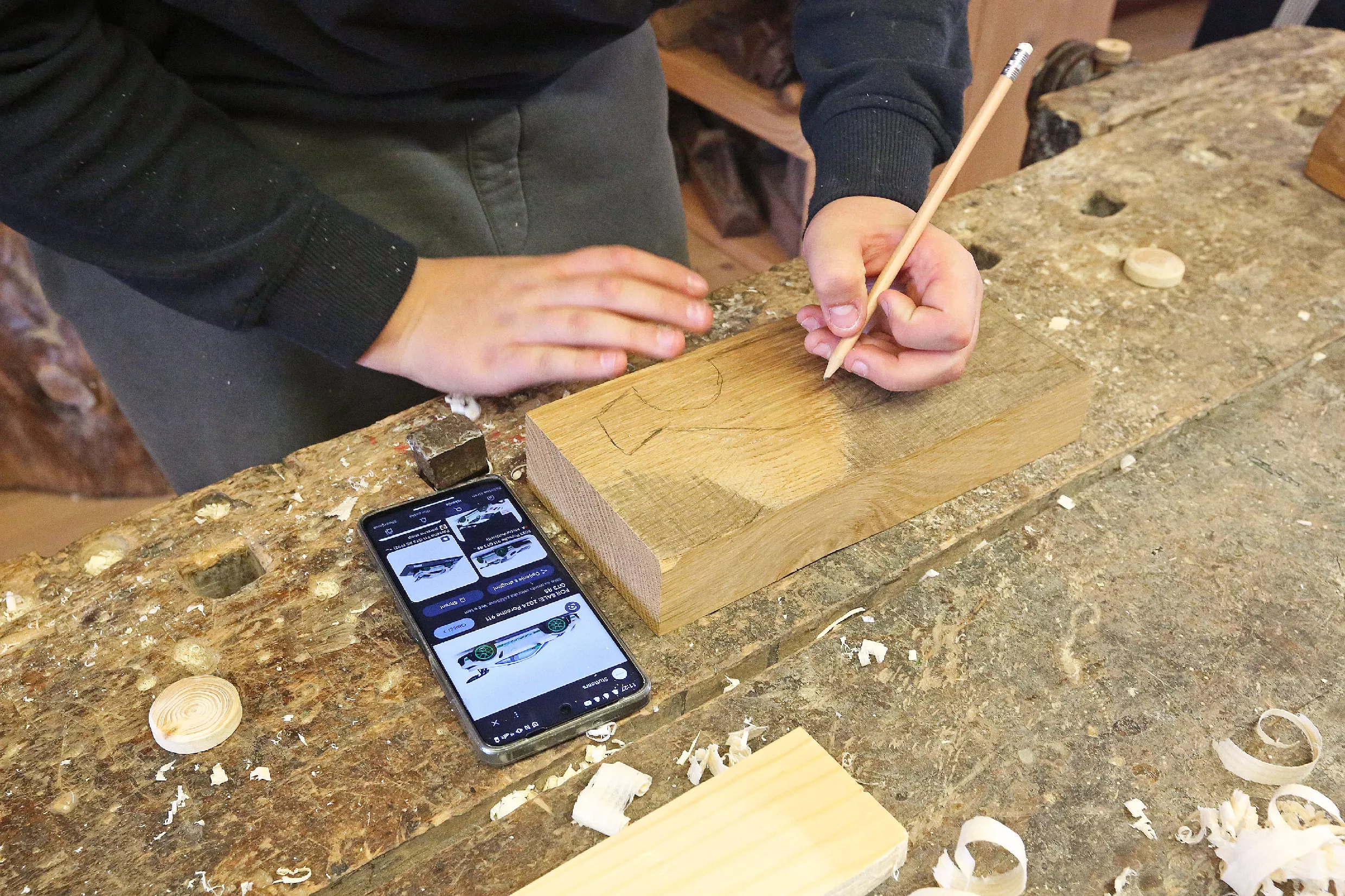 29.10.2025_Tehnika in kreativa_LESARIUS (6) Delavnice v muzeju Lesarius so del projekta Kreativa in tehnika za mlade, ki ga sofinancirata Evropska unija in Republika Slovenija v okviru Strateškega načrta skupne kmetijske politike 2023–2027 preko LAS Srce Slovenije.