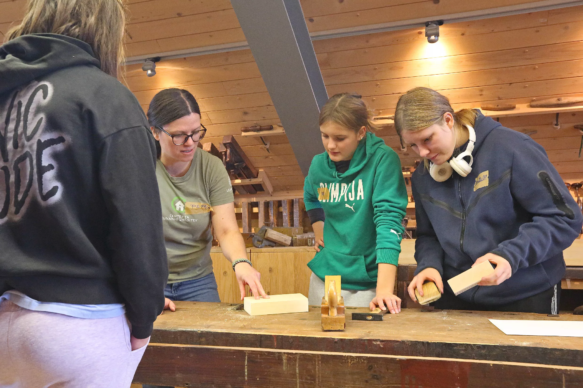 29.10.2025_Tehnika in kreativa_LESARIUS (9) Delavnice v muzeju Lesarius so del projekta Kreativa in tehnika za mlade, ki ga sofinancirata Evropska unija in Republika Slovenija v okviru Strateškega načrta skupne kmetijske politike 2023–2027 preko LAS Srce Slovenije.