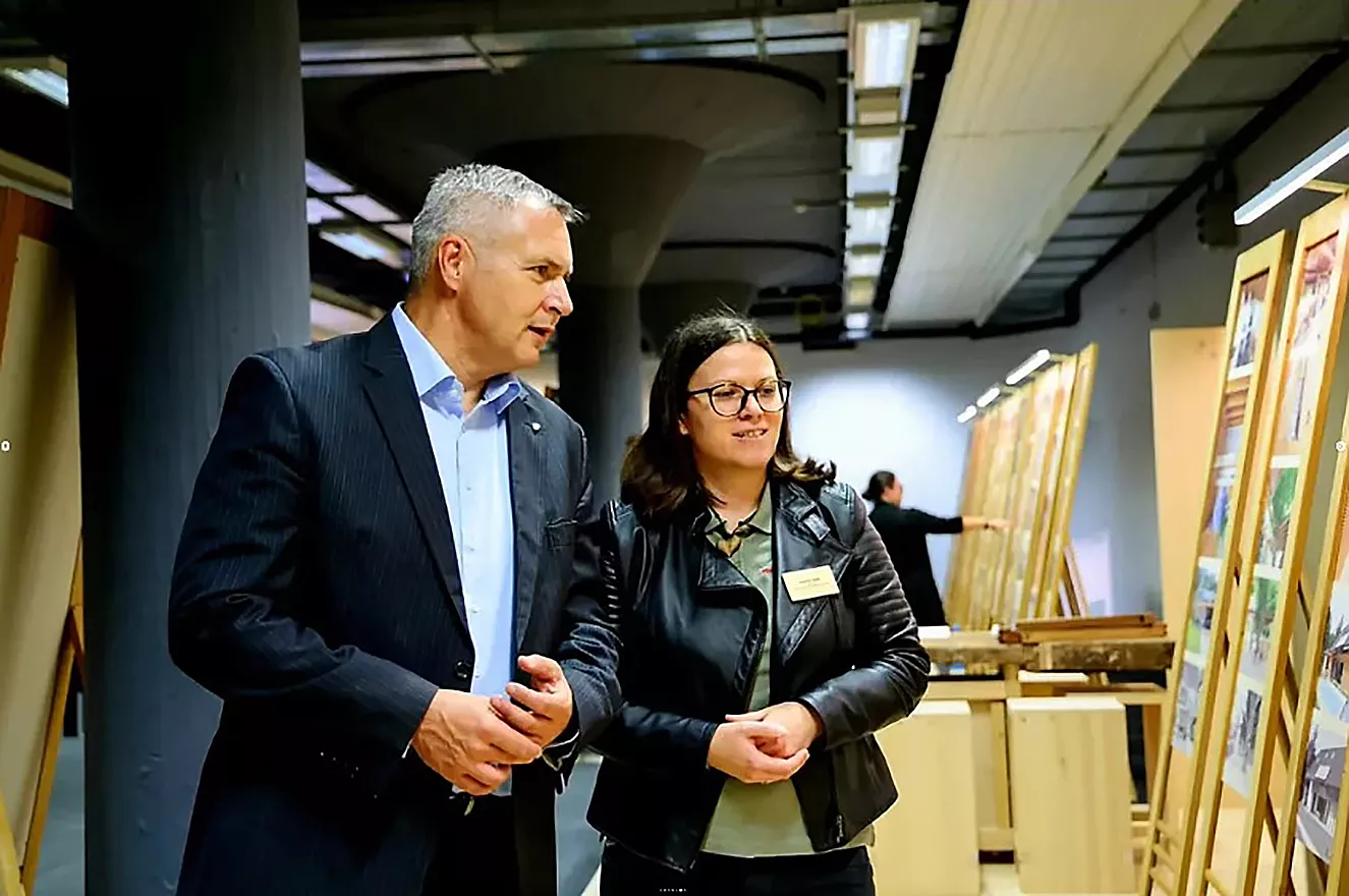 13. razvojni dan gozdno-lesarskega sektorja_Dejan Židan in Petra Kos Sejem Ambient in dom plus, razstavni prostor Mizarstva Kos, Centra za zunanjo ureditev in Muzeja Lesarius. Razstava lesenih in celostnih zunanjih preobrazb oziroma prenov načrtovanih in izvedenih v Sloveniji