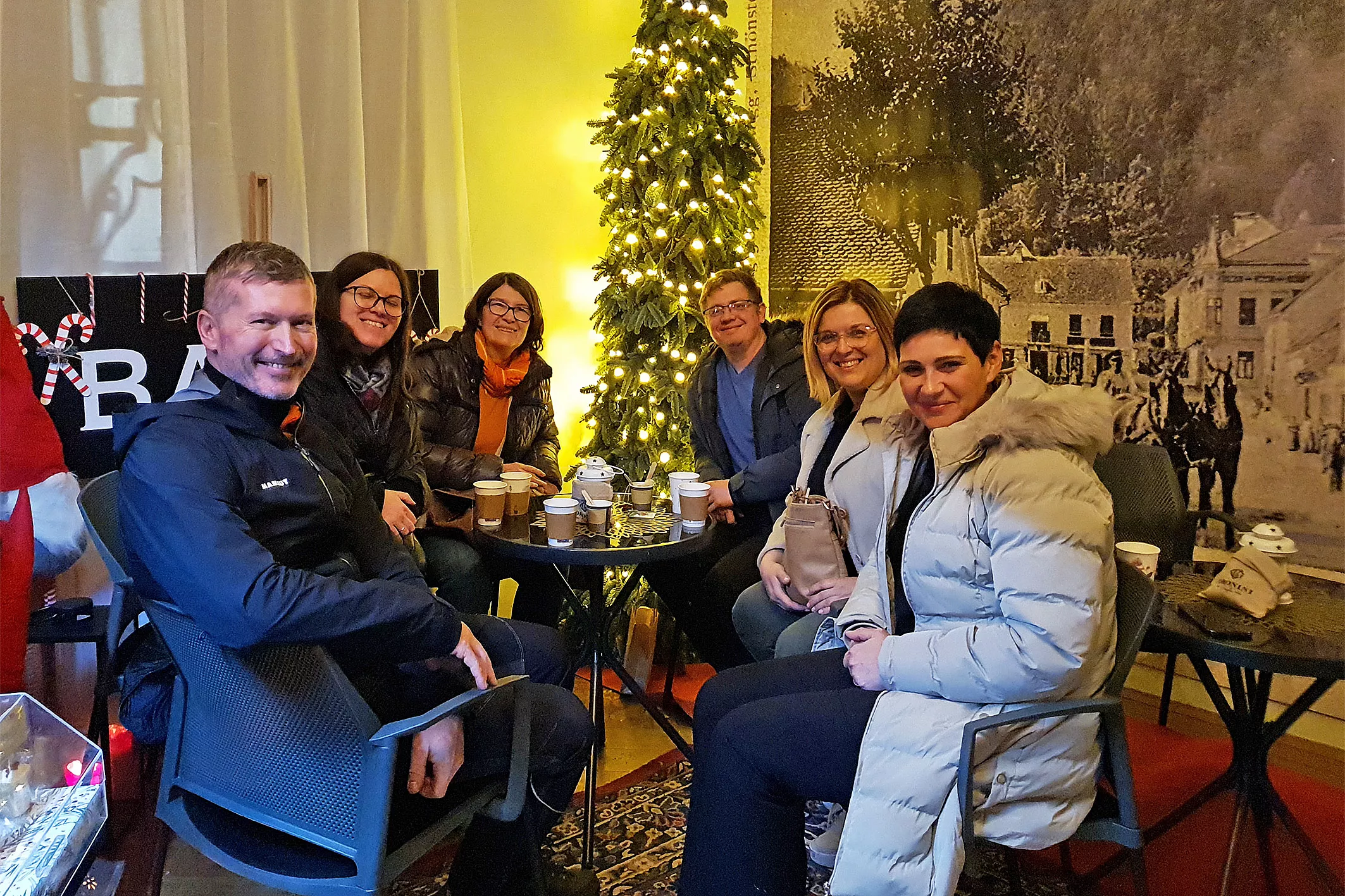 Čarobni večer sočlanov poslovne skupine Centra za zunanjo ureditev na dvorcu Gutenbuchel. Dvorec bo ponovno odet v čudovite praznične kreacije Simona Ogrizka in programsko dopolnjen z lokalnimi ustvarjalci in podjetniki ekipe dvorca Gutenbuchel