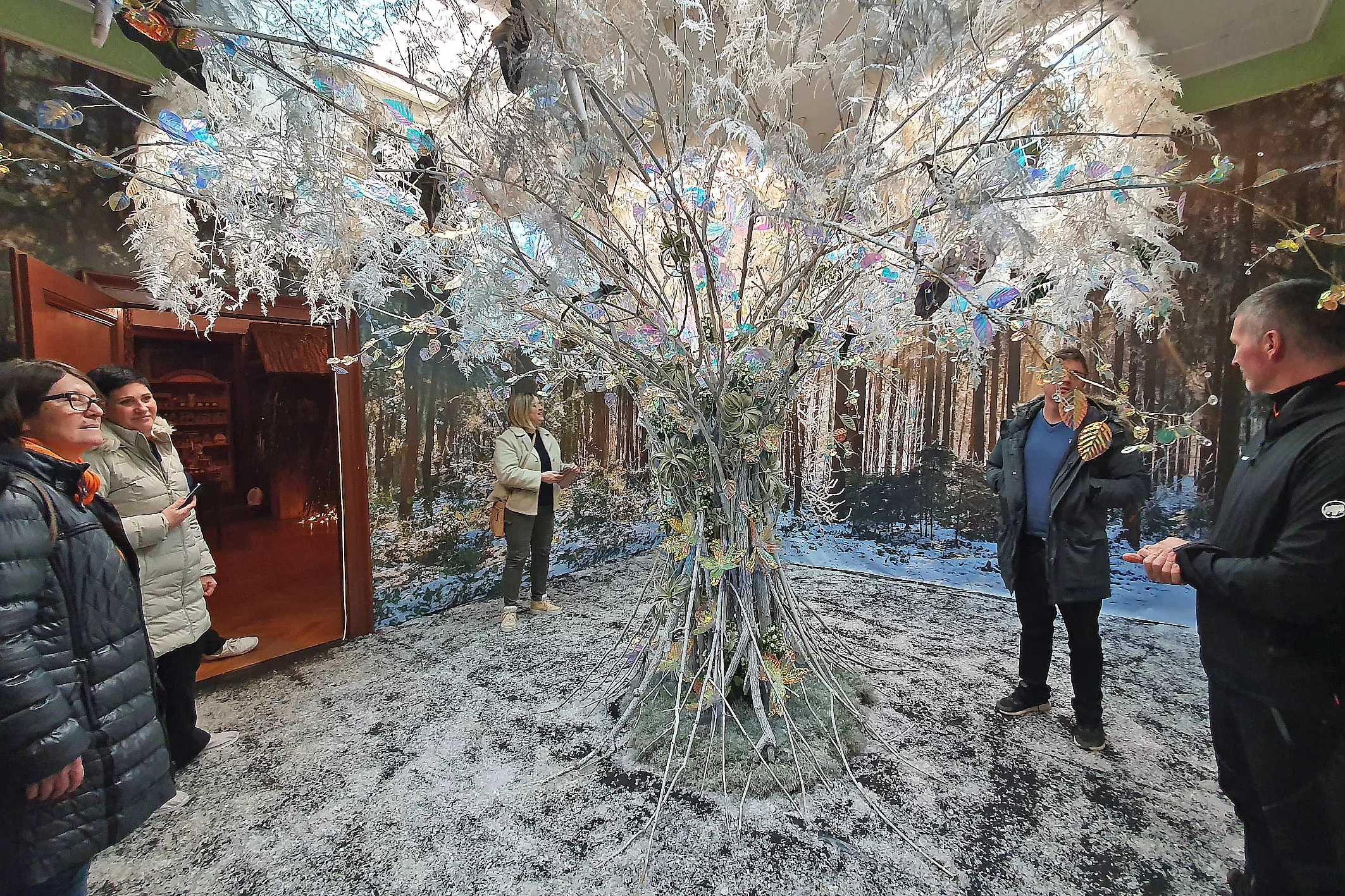 Čarobni večer sočlanov poslovne skupine Centra za zunanjo ureditev na dvorcu Gutenbuchel. Dvorec bo ponovno odet v čudovite praznične kreacije Simona Ogrizka in programsko dopolnjen z lokalnimi ustvarjalci in podjetniki ekipe dvorca Gutenbuchel