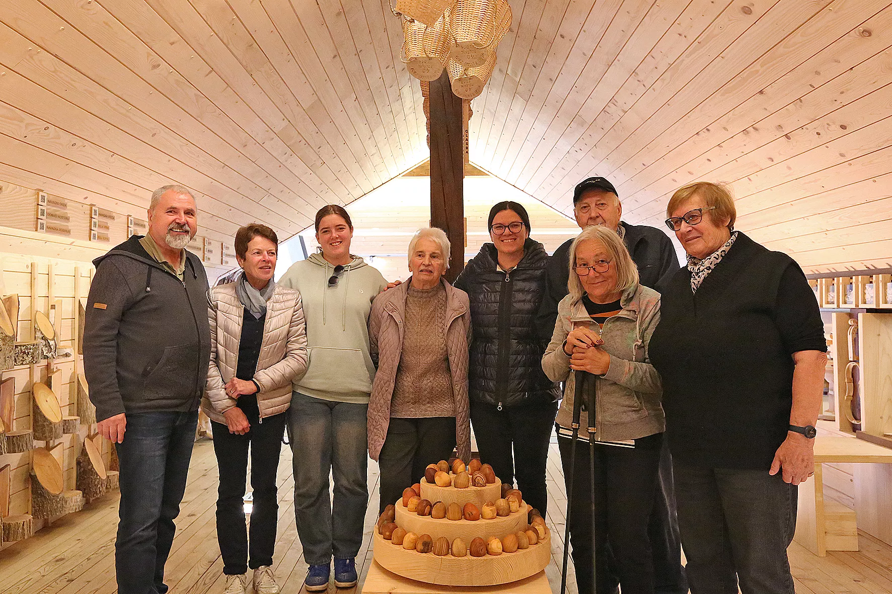 Klub ljubitelje tehnike Trbovlje na obisku v Lesariusu, Mizarstvu Kos in Centru za zunanjo ureditev