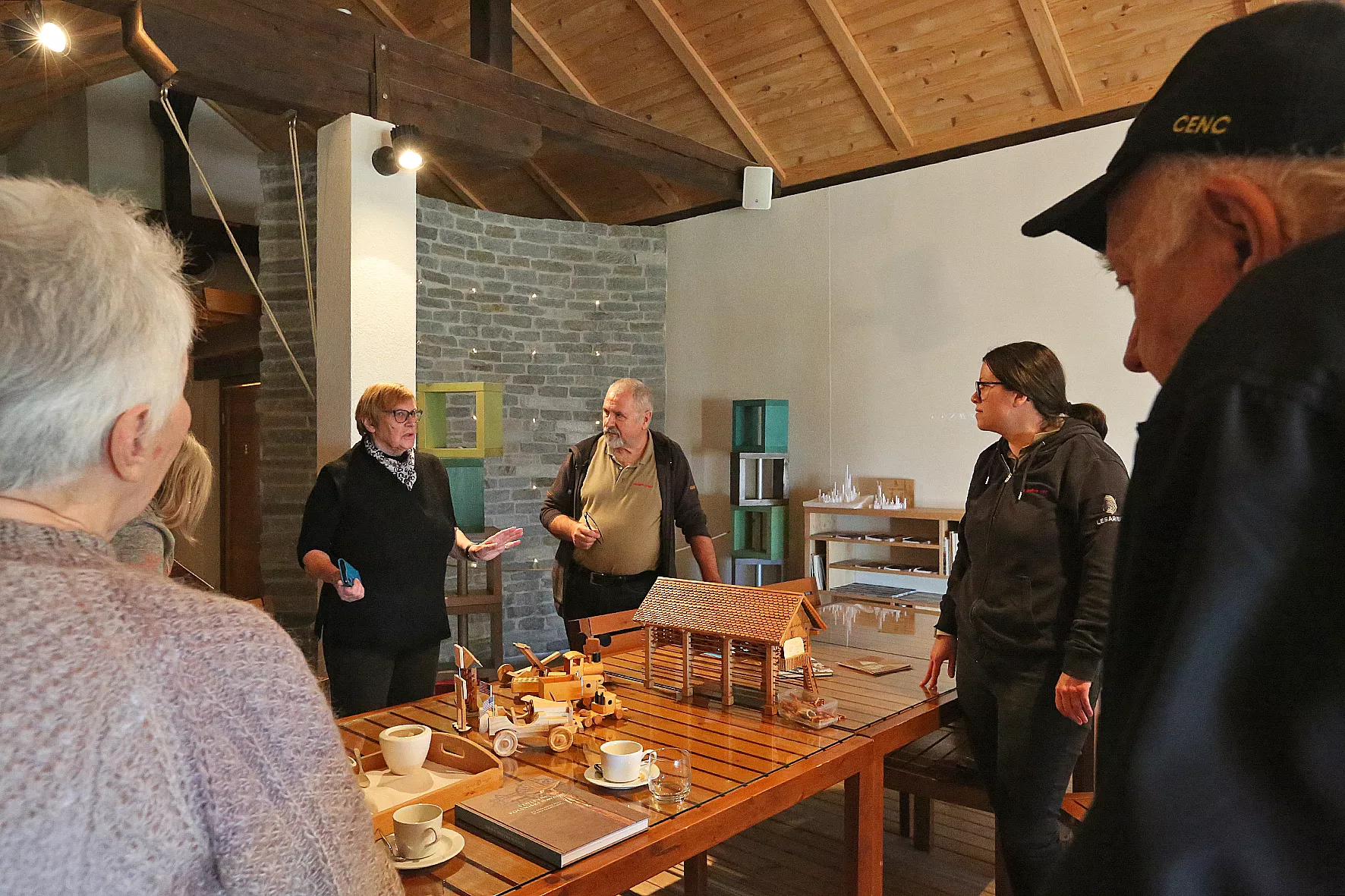 Klub ljubitelje tehnike Trbovlje na obisku v Lesariusu, Mizarstvu Kos in Centru za zunanjo ureditev