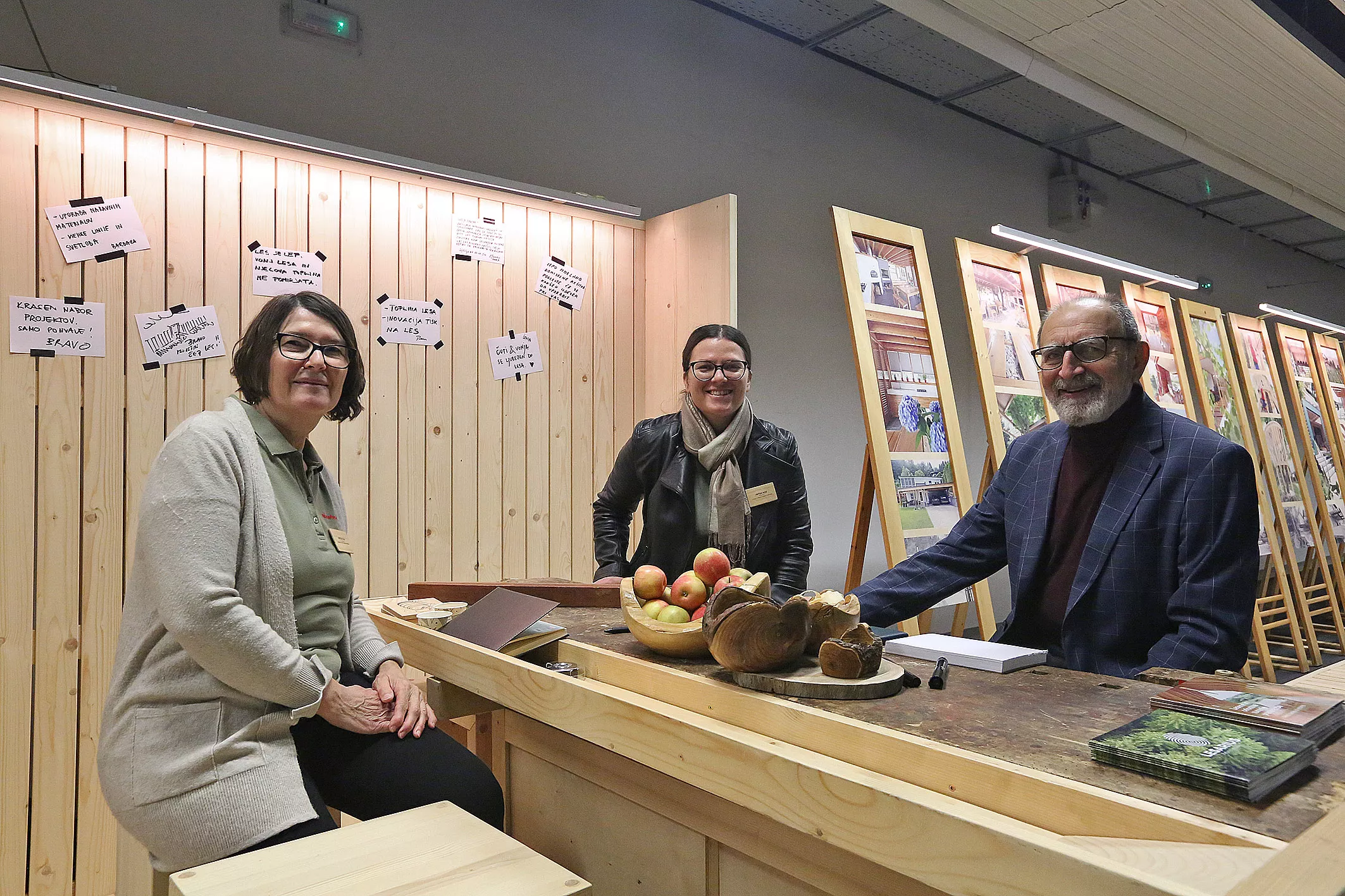 Sejem Ambient in dom plus_ (2) Sejem Ambient in dom plus, razstavni prostor Mizarstva Kos, Centra za zunanjo ureditev in Muzeja Lesarius. Razstava lesenih in celostnih zunanjih preobrazb oziroma prenov načrtovanih in izvedenih v Sloveniji