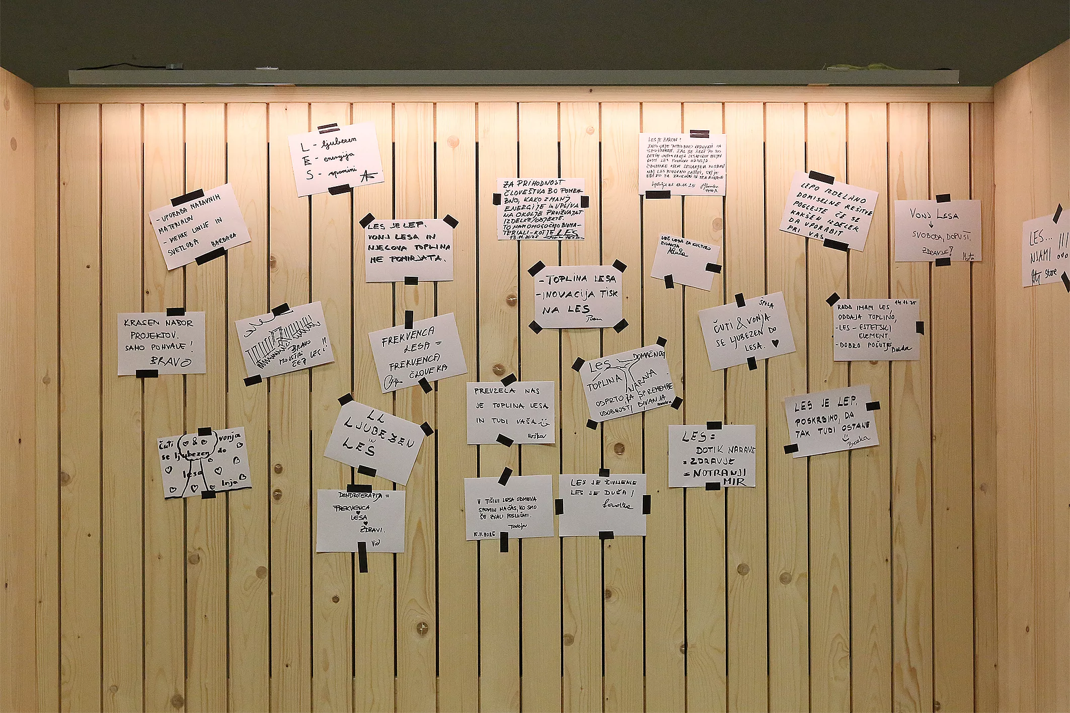 Sejem Ambient in dom plus_ (28) Interaktivna "wall of wood" je obiskovalce spodbujala k razmišljanju o tem, kaj jih je nagovorilo na leseni razstavi ...