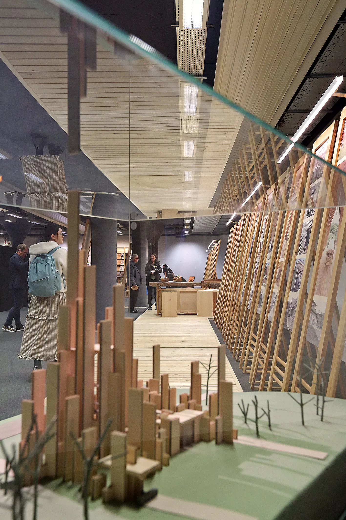 Sejem Ambient in dom plus_ (30) Sejem Ambient in dom plus, razstavni prostor Mizarstva Kos, Centra za zunanjo ureditev in Muzeja Lesarius. Razstava lesenih in celostnih zunanjih preobrazb oziroma prenov načrtovanih in izvedenih v Sloveniji