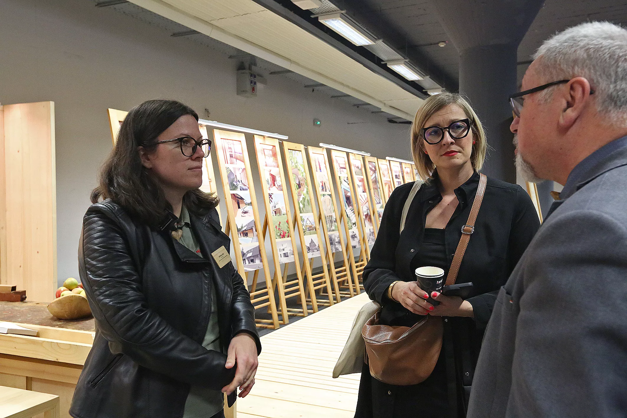 Sejem Ambient in dom plus_ (32) Sejem Ambient in dom plus, razstavni prostor Mizarstva Kos, Centra za zunanjo ureditev in Muzeja Lesarius. Razstava lesenih in celostnih zunanjih preobrazb oziroma prenov načrtovanih in izvedenih v Sloveniji