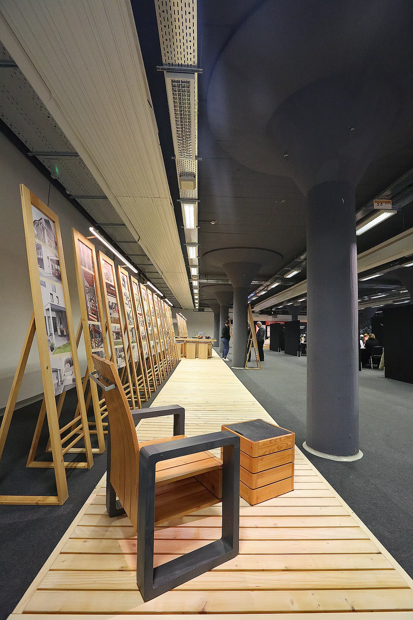 Sejem Ambient in dom plus_ (33) Sejem Ambient in dom plus, razstavni prostor Mizarstva Kos, Centra za zunanjo ureditev in Muzeja Lesarius. Razstava lesenih in celostnih zunanjih preobrazb oziroma prenov načrtovanih in izvedenih v Sloveniji