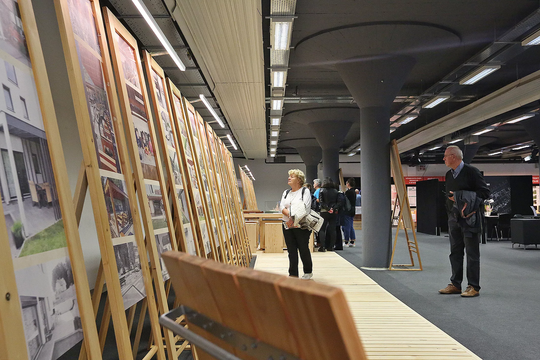 Sejem Ambient in dom plus_ (35) Sejem Ambient in dom plus, razstavni prostor Mizarstva Kos, Centra za zunanjo ureditev in Muzeja Lesarius. Razstava lesenih in celostnih zunanjih preobrazb oziroma prenov načrtovanih in izvedenih v Sloveniji