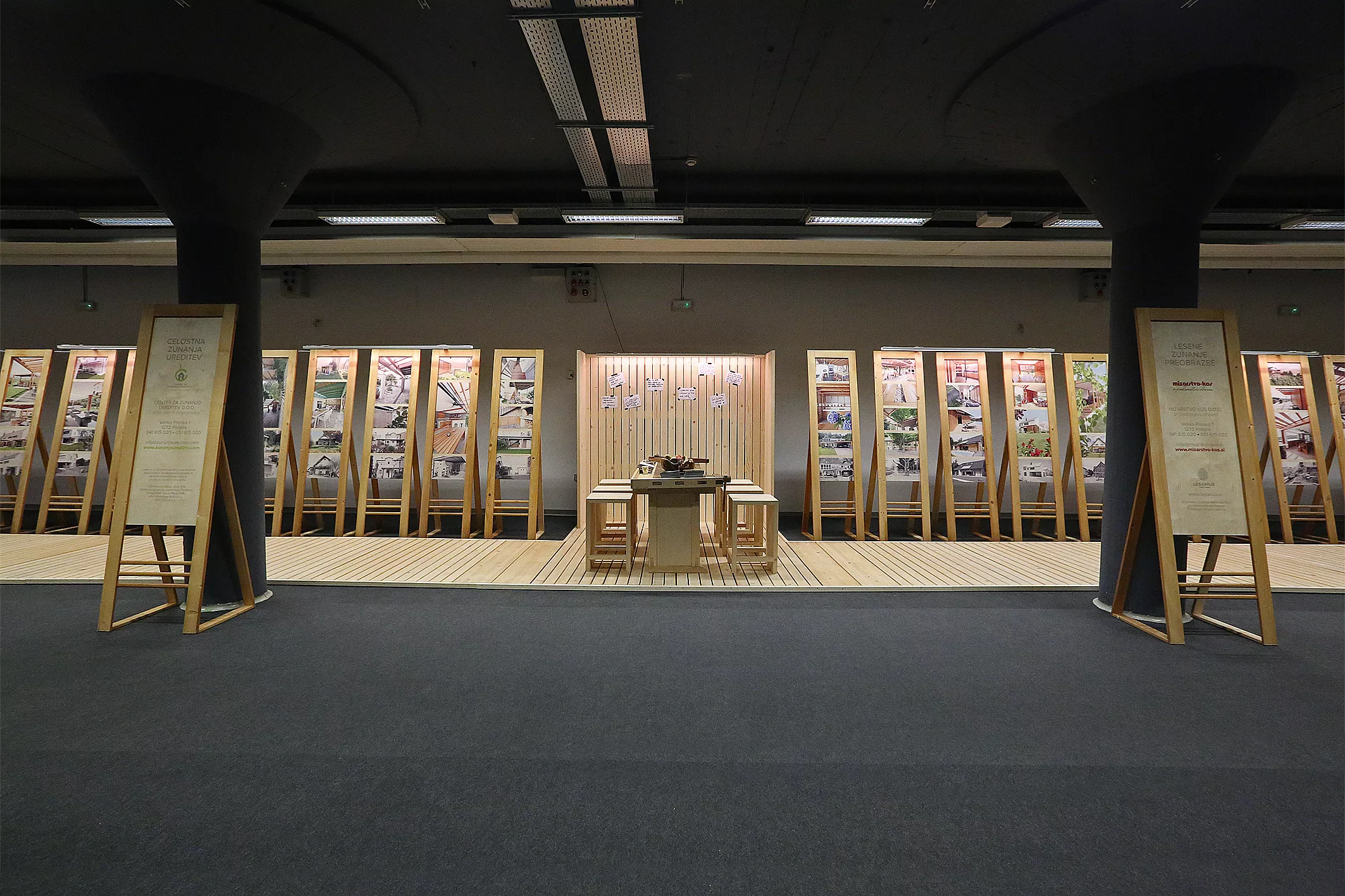 Sejem Ambient in dom plus_ (40) Sejem Ambient in dom plus, razstavni prostor Mizarstva Kos, Centra za zunanjo ureditev in Muzeja Lesarius. Razstava lesenih in celostnih zunanjih preobrazb oziroma prenov načrtovanih in izvedenih v Sloveniji