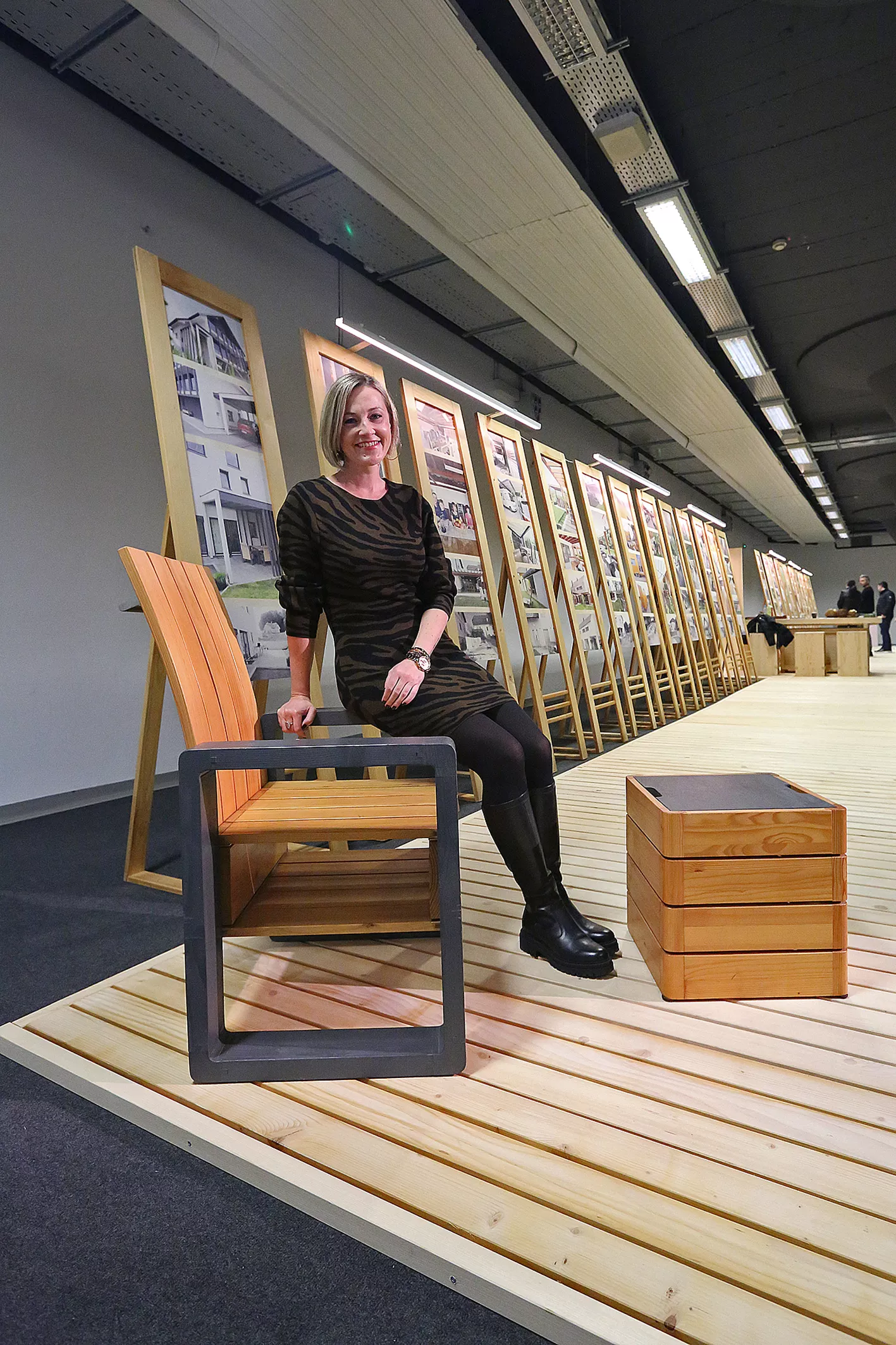 Sejem Ambient in dom plus_ (42) Sejem Ambient in dom plus. Dizajnerka in oblikovalka Tjaša Gole, ki je razstavila svoj leseni stol in večnamenski vrtni element