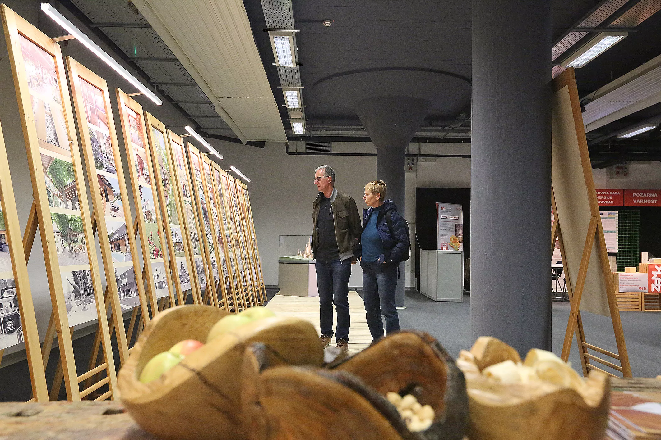 Sejem Ambient in dom plus_ (8) Sejem Ambient in dom plus, razstavni prostor Mizarstva Kos, Centra za zunanjo ureditev in Muzeja Lesarius. Razstava lesenih in celostnih zunanjih preobrazb oziroma prenov načrtovanih in izvedenih v Sloveniji