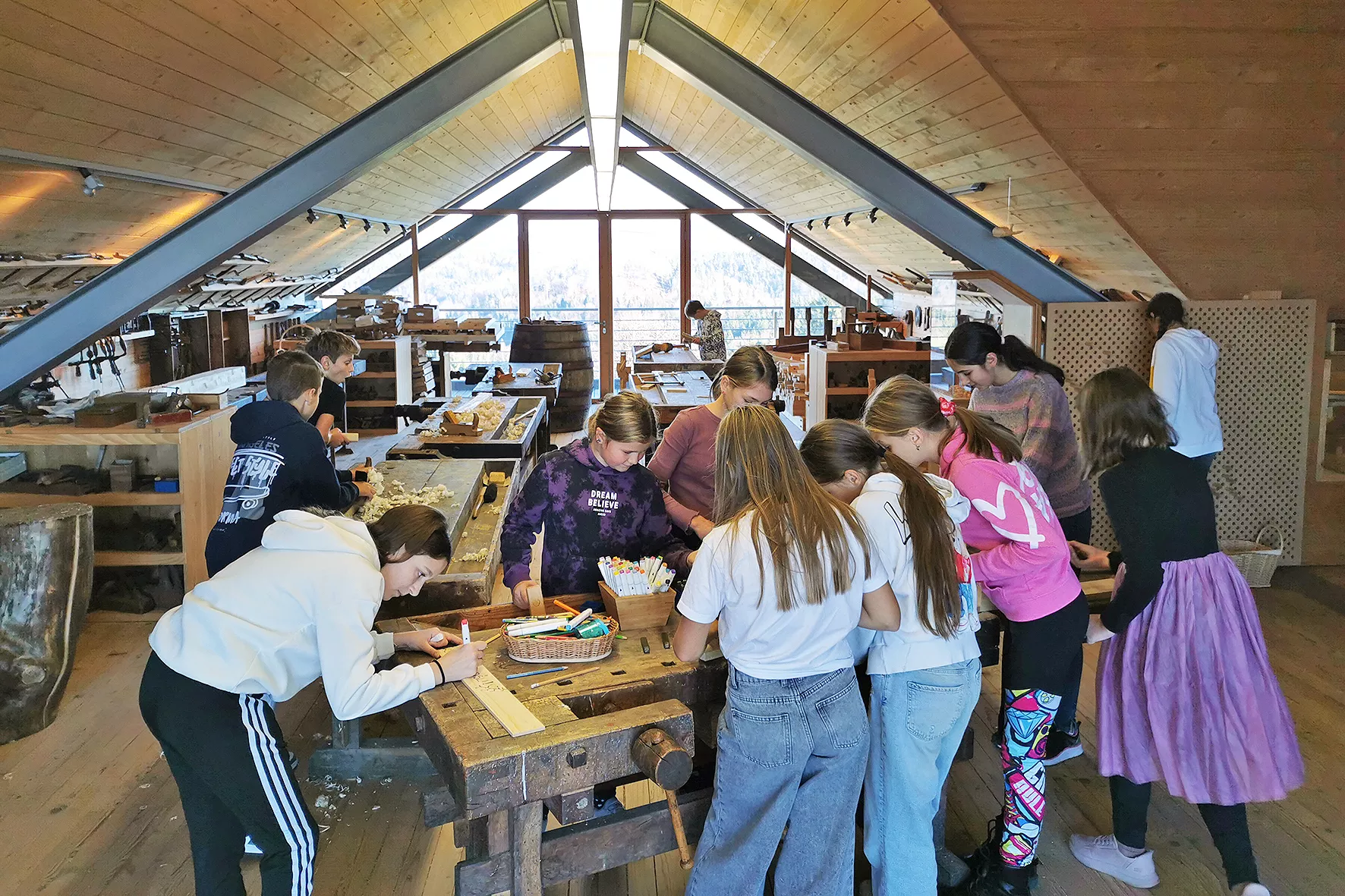 Učenci OŠ Lesično za tehnični dan obiskali muzej Lesarius in podjetji Mizarstvo Kos in Center za zunanjo ureditev