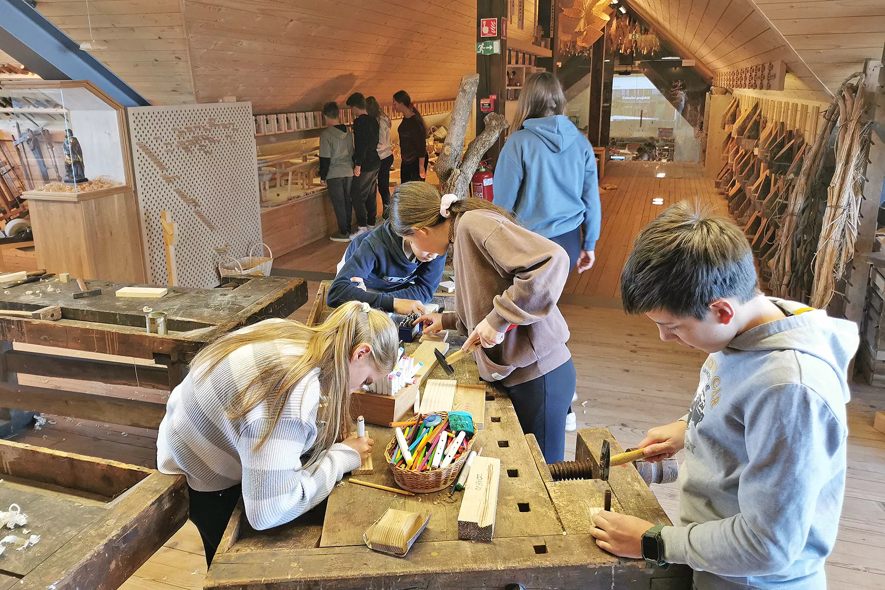 Učenci OŠ Lesično za tehnični dan obiskali muzej Lesarius in podjetji Mizarstvo Kos in Center za zunanjo ureditev