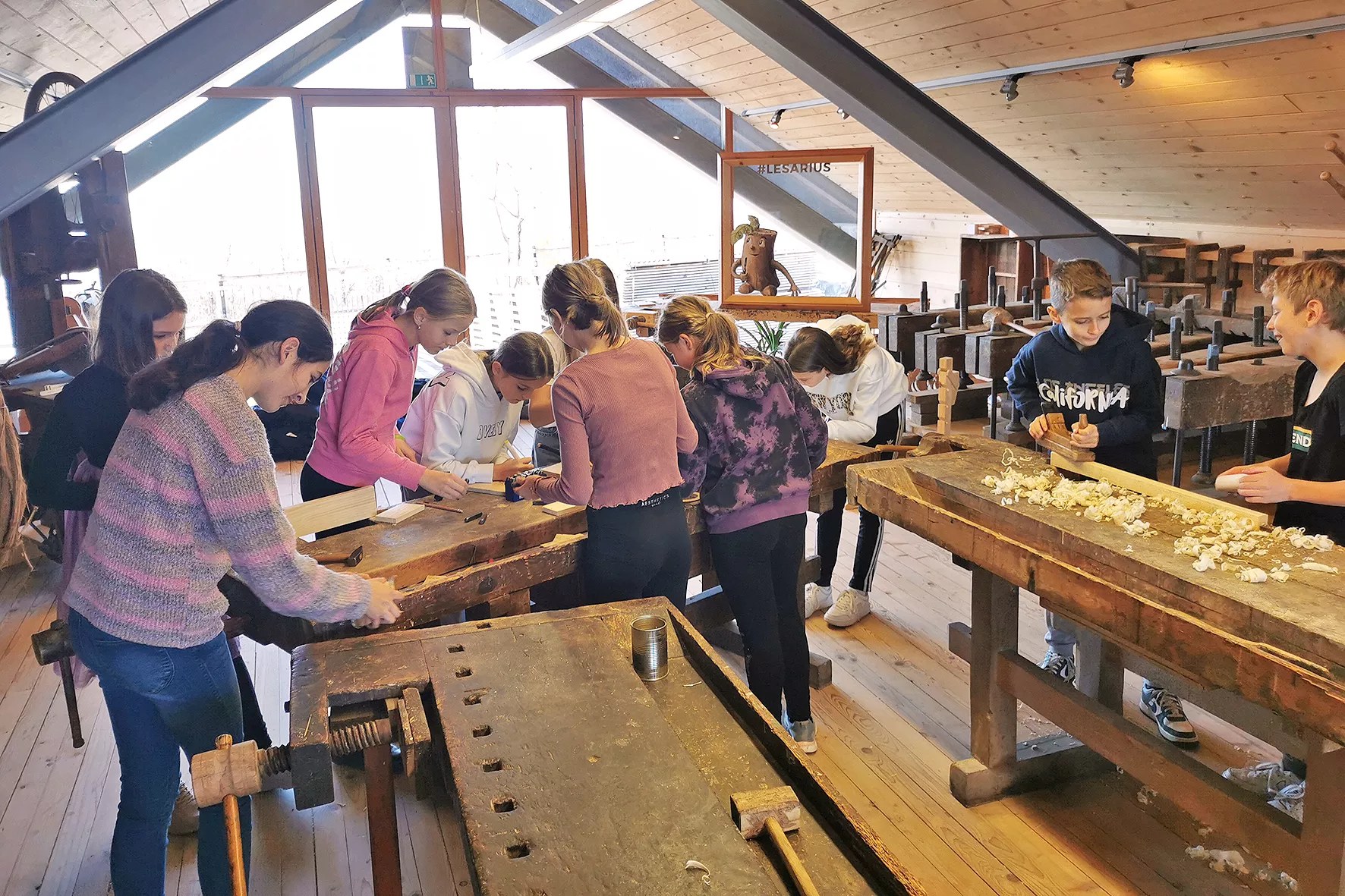 Učenci OŠ Lesično za tehnični dan obiskali muzej Lesarius in podjetji Mizarstvo Kos in Center za zunanjo ureditev