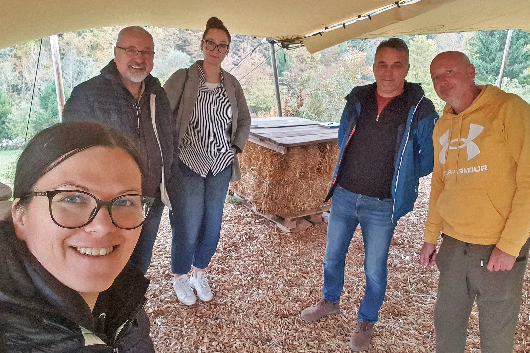 Projekt EcoWC naravno z mikroorganizmi v praksi: prvi koraki razvoja naravne sanitarne rešitve. Sodelovanje partnerjev Mizarstvo Kos d.o.o., Domis, Milorad Domanović s.p. in Zavod Vrba in sonce.