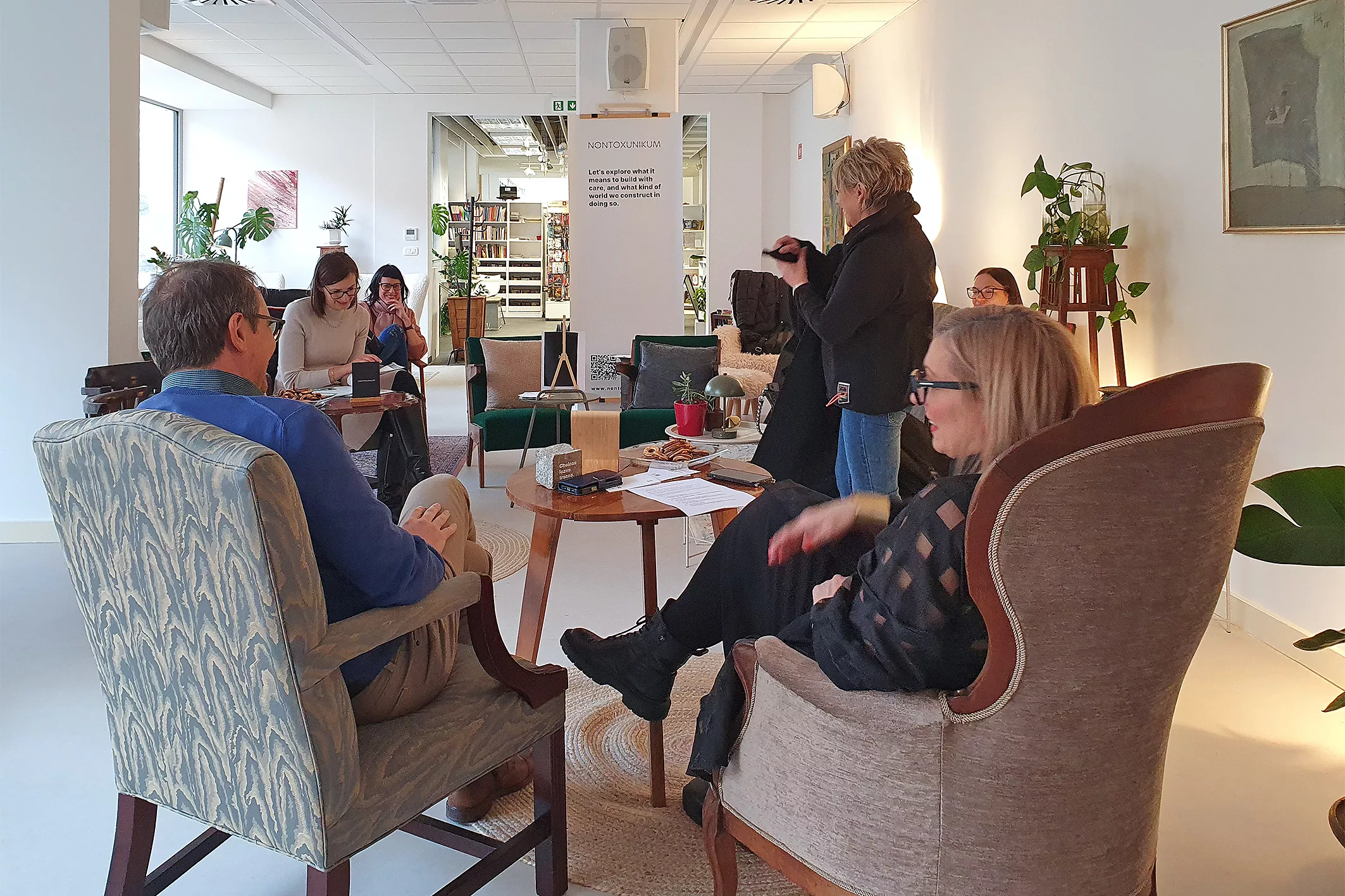 Non Tox Talk_ (4) Non Tox Talk s prof. dr. Damnjanovićem iz Texas University se je udeležila tudi Petra Kos,direktorica Mizarstva Kos in Centra za zunanjo ureditev.