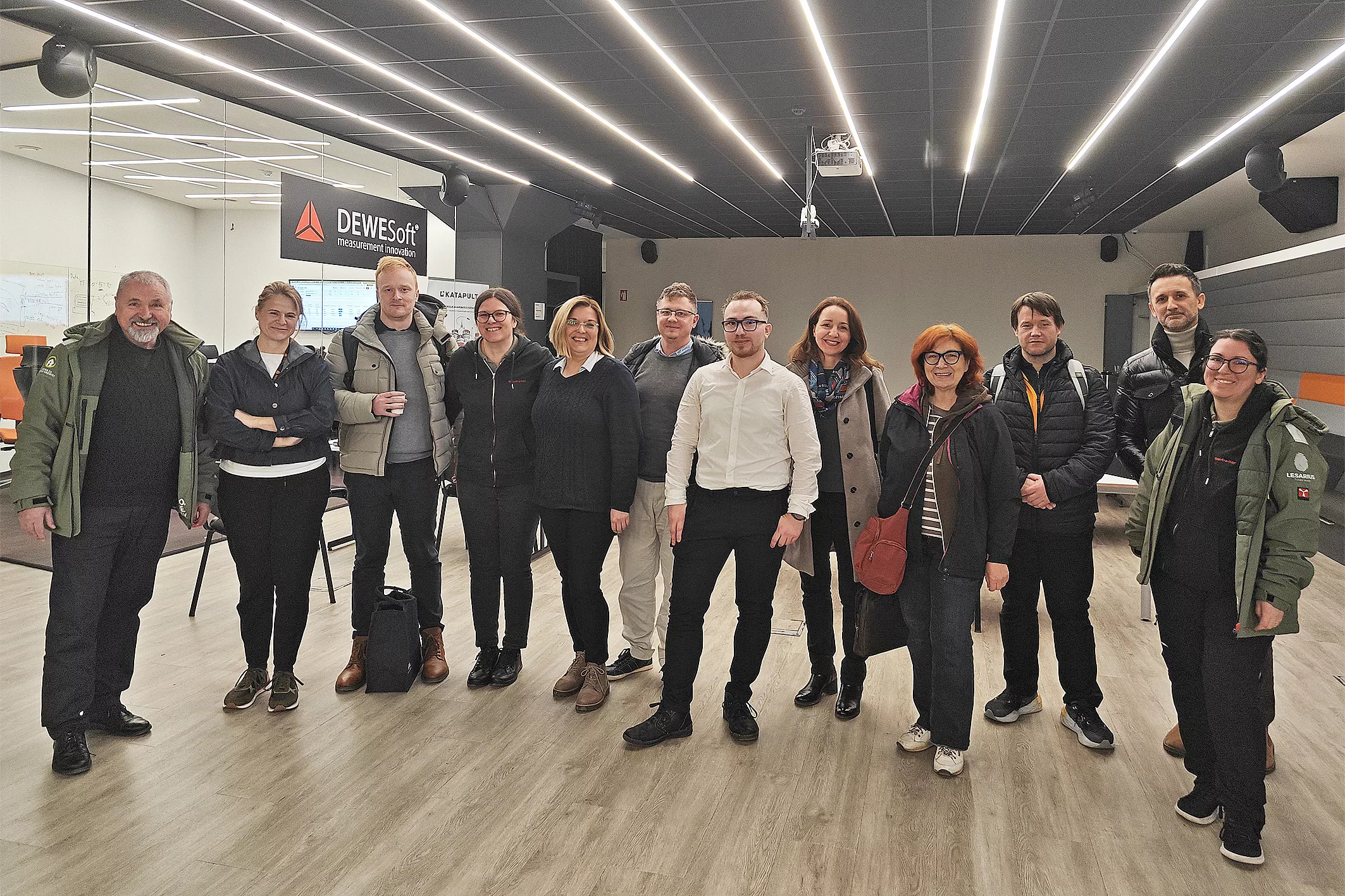 Poslovna skupina Centra za zunanjo ureditev se je udeležila izobraževanja o umetni inteligenci v Google Workspace okolju, ki je potekal v Katapultu. Aktivnost se izvaja v okviru operacije JR podporno okolje 2026 – 2029, za (regijo) Zasavje. Naložbo sofinancirata Republika Slovenija in Evropska unija iz Evropskega sklada za regionalni razvoj.