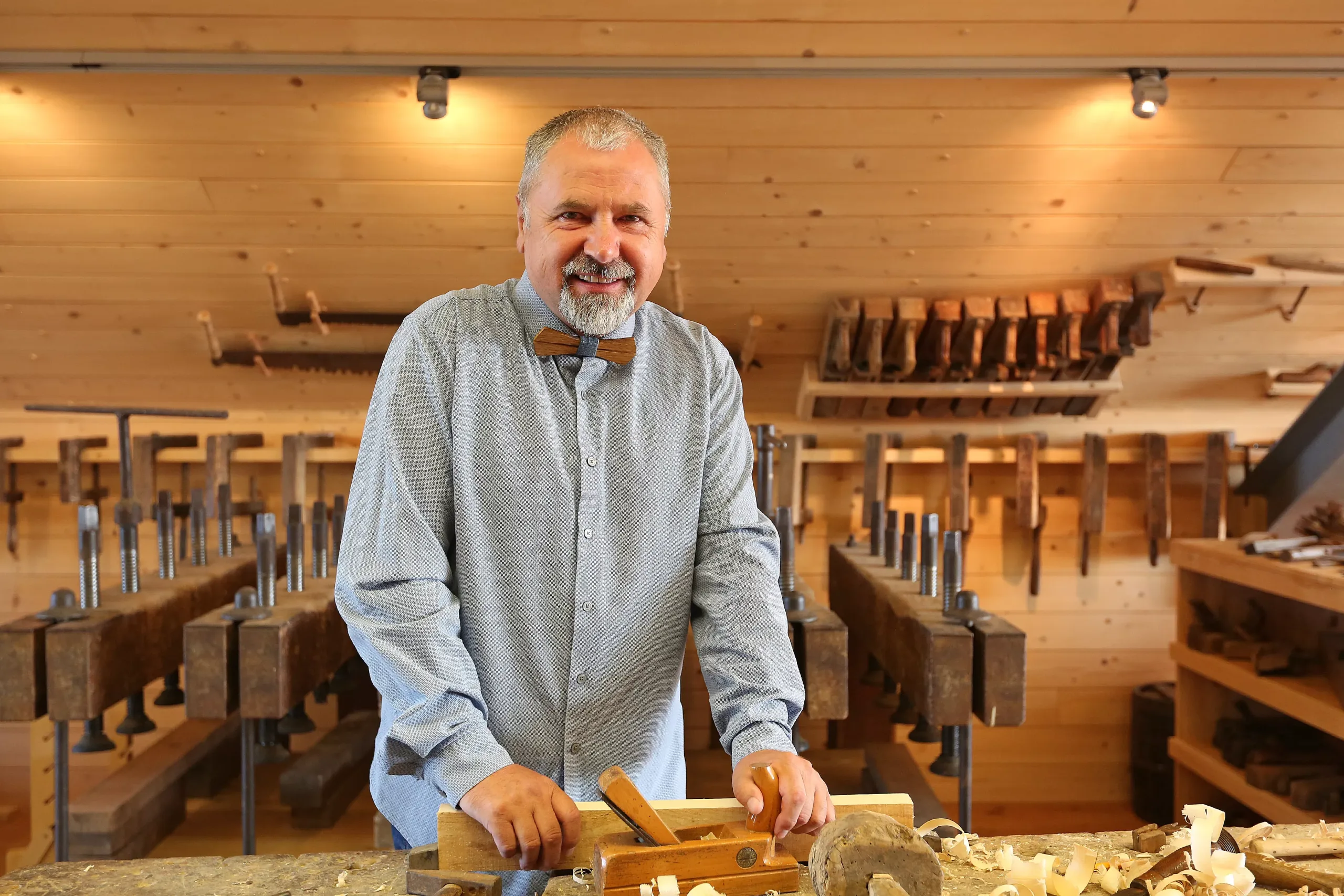 Jože Kos_malo čez les portret Portret Jože Kos
