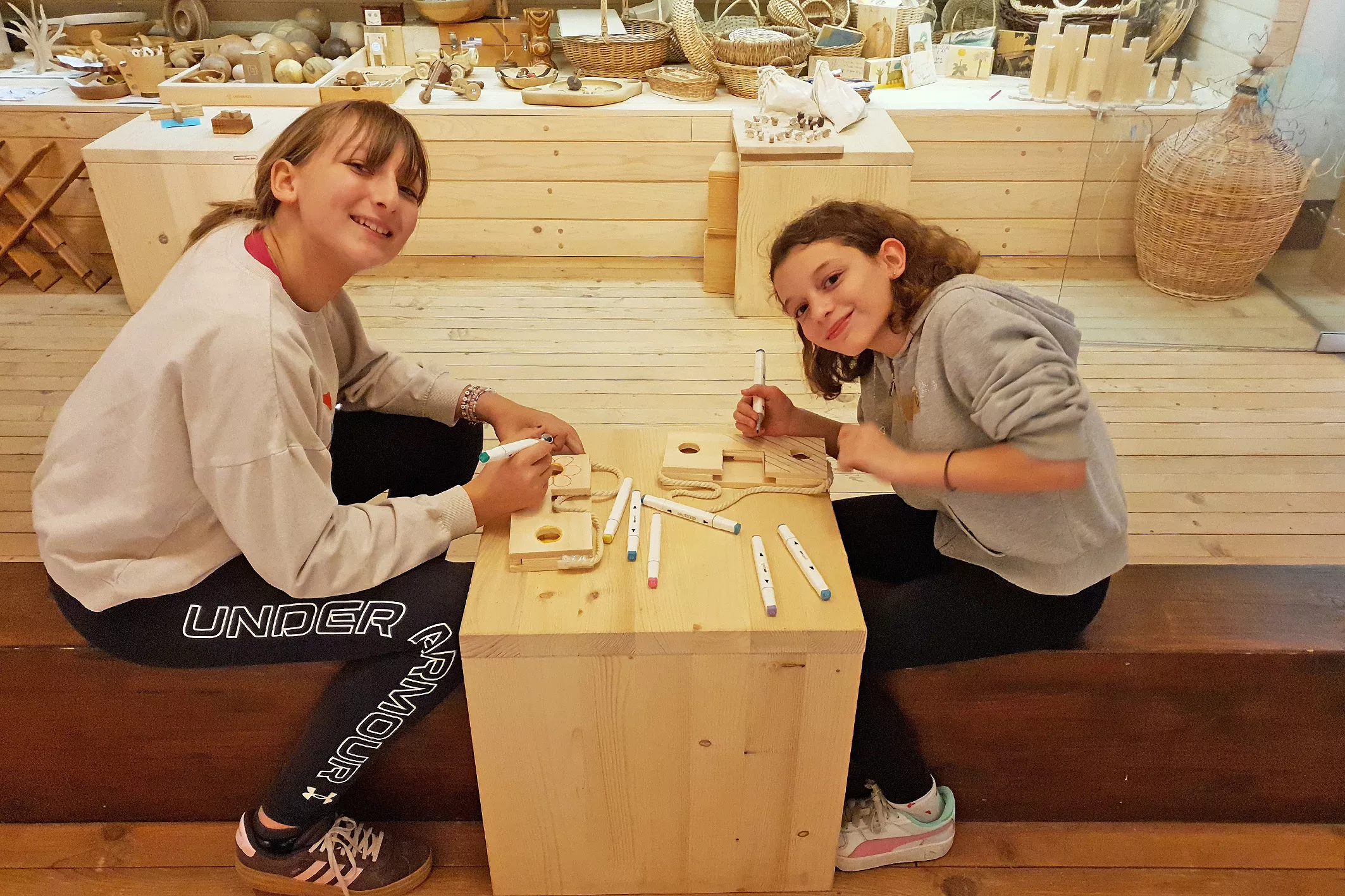 Delavnice Kreativa in tehnika za mlade od 12 do 18 let na Veliki Preski v Lesariusu. Izvajalci so bili poleg vodnikov v Lesariusu tudi Zavod 1-2-3 in KIKštarter Kamnik.