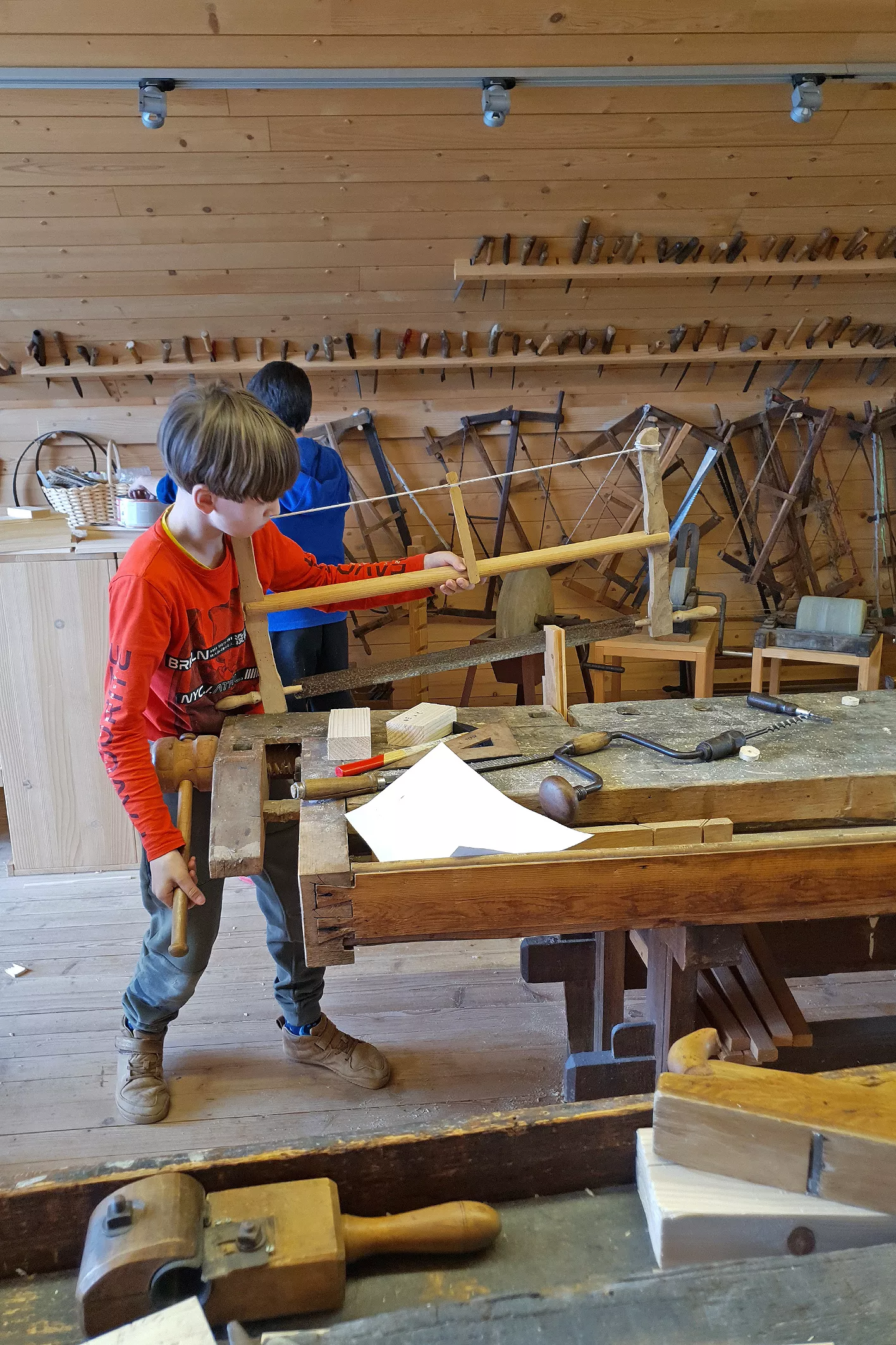 Kreativa in tehnika za mlade_LESARIUS_21.03 (10) Delavnice Kreativa in tehnika za mlade od 12 do 18 let na Veliki Preski v Lesariusu. Izvajalci so bili poleg vodnikov v Lesariusu tudi Zavod 1-2-3 in KIKštarter Kamnik.