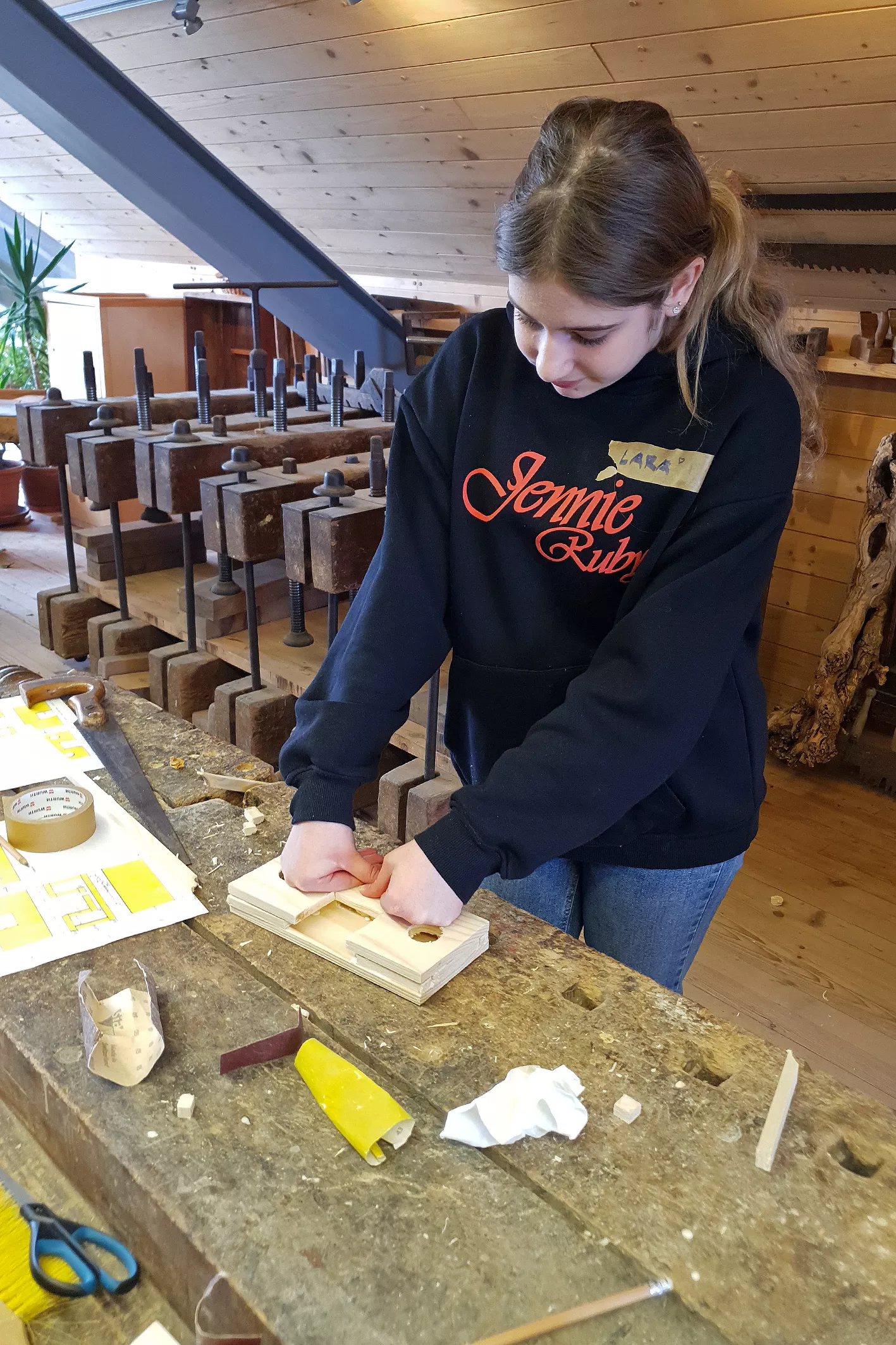 Kreativa in tehnika za mlade_LESARIUS_21.03 (11) Delavnice Kreativa in tehnika za mlade od 12 do 18 let na Veliki Preski v Lesariusu. Izvajalci so bili poleg vodnikov v Lesariusu tudi Zavod 1-2-3 in KIKštarter Kamnik.